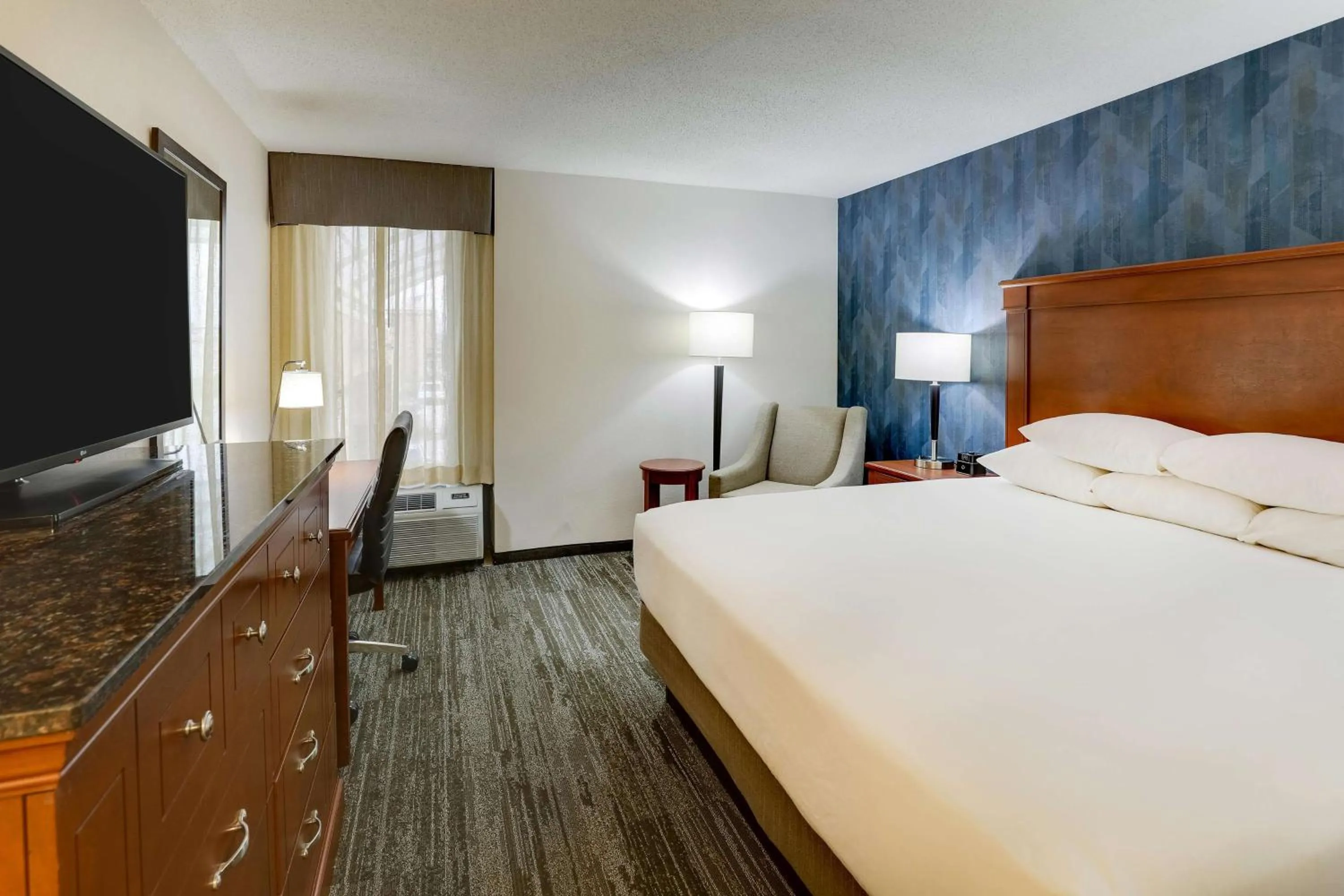 Bedroom, Bed in Drury Inn & Suites St. Louis St. Peters