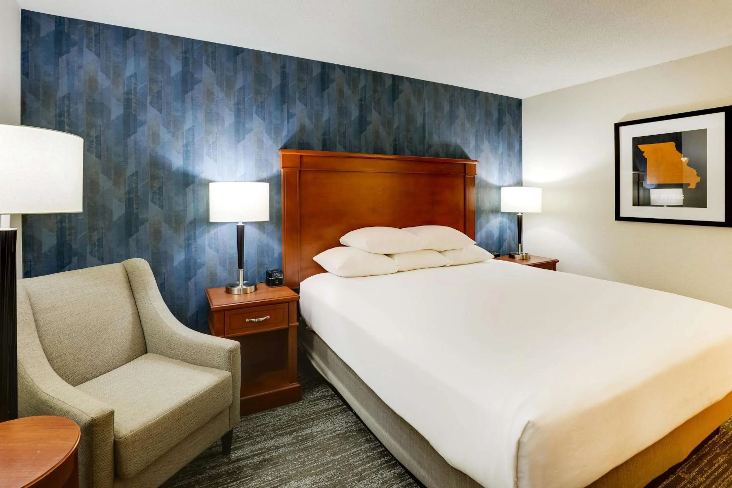 Bedroom, Bed in Drury Inn & Suites St. Louis St. Peters