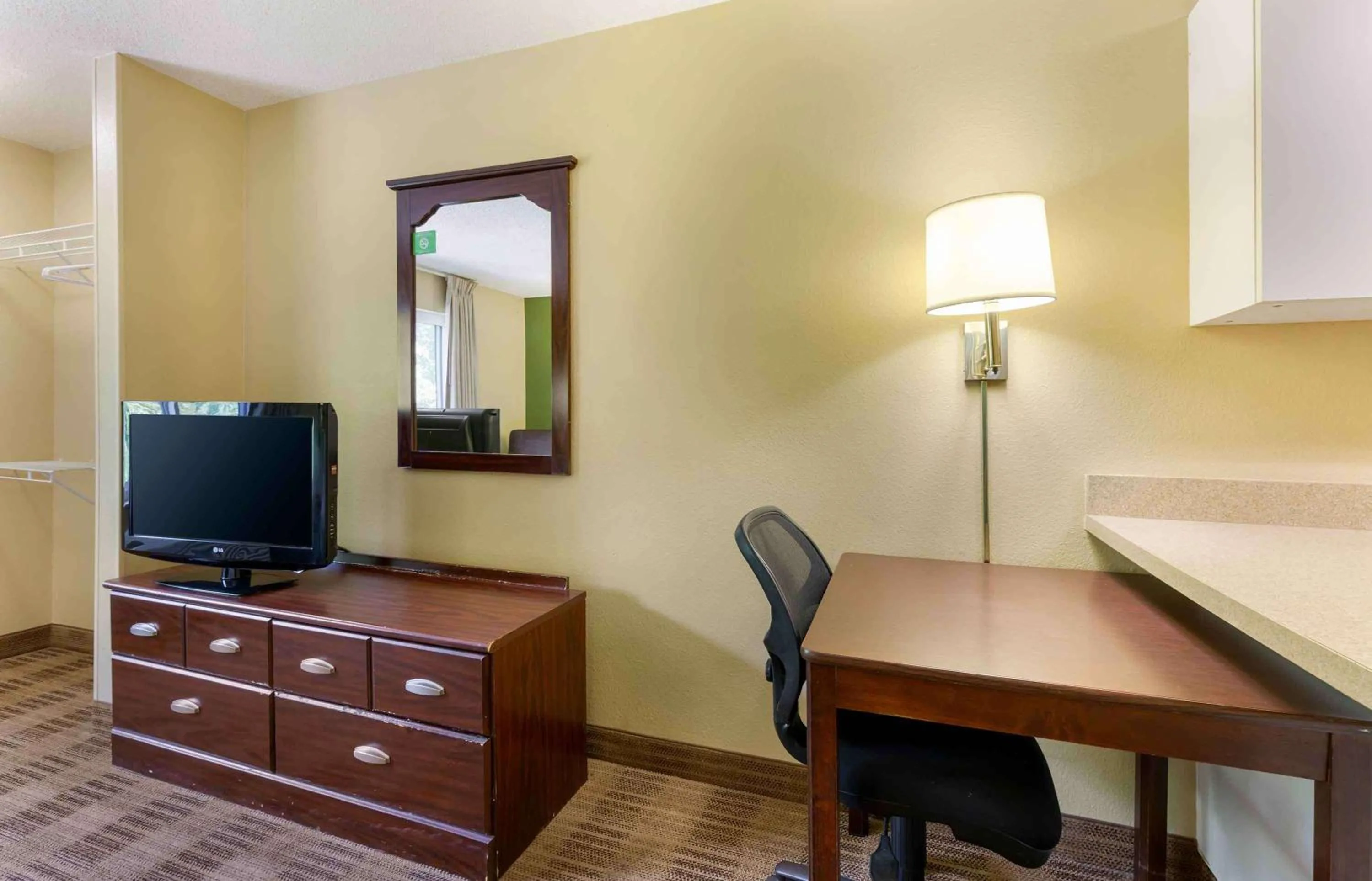 Bedroom in Extended Stay America Suites - Washington, DC - Landover