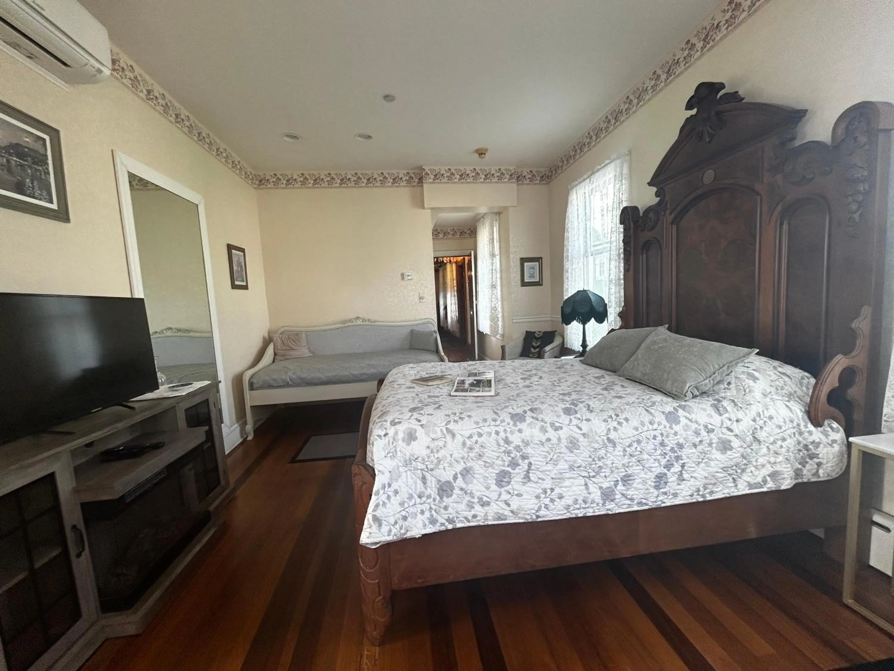 Bed in Beauclaires Bed & Breakfast