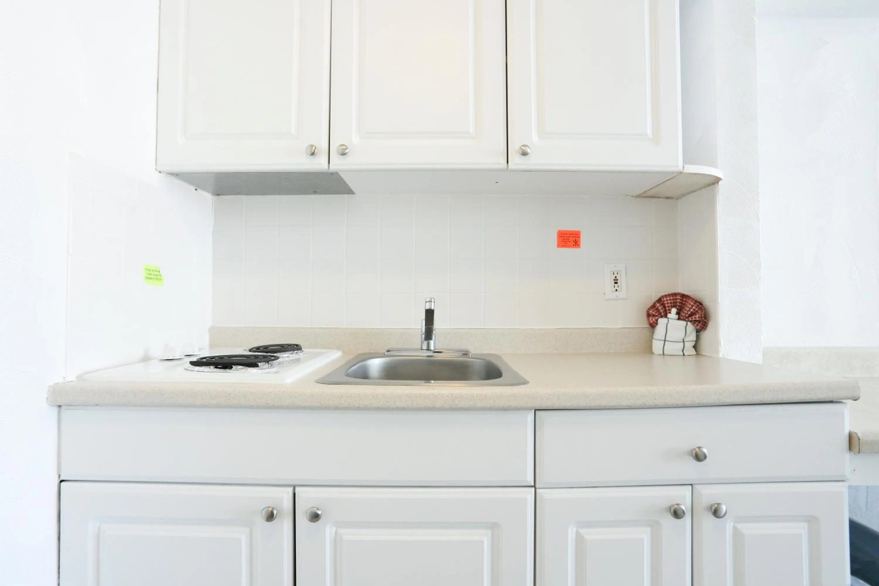 Kitchen or kitchenette in Commander by the Sea Motel