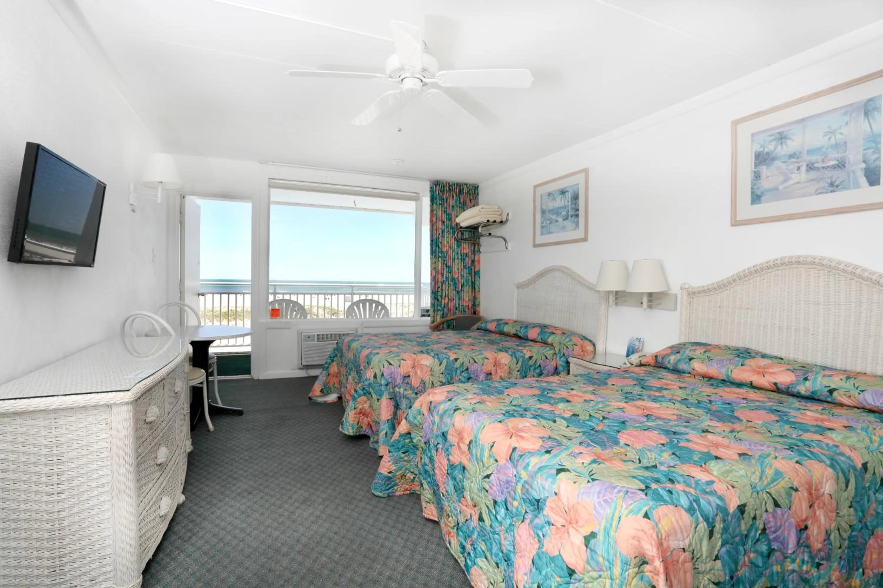 Photo of the whole room, Bed in Commander by the Sea Motel