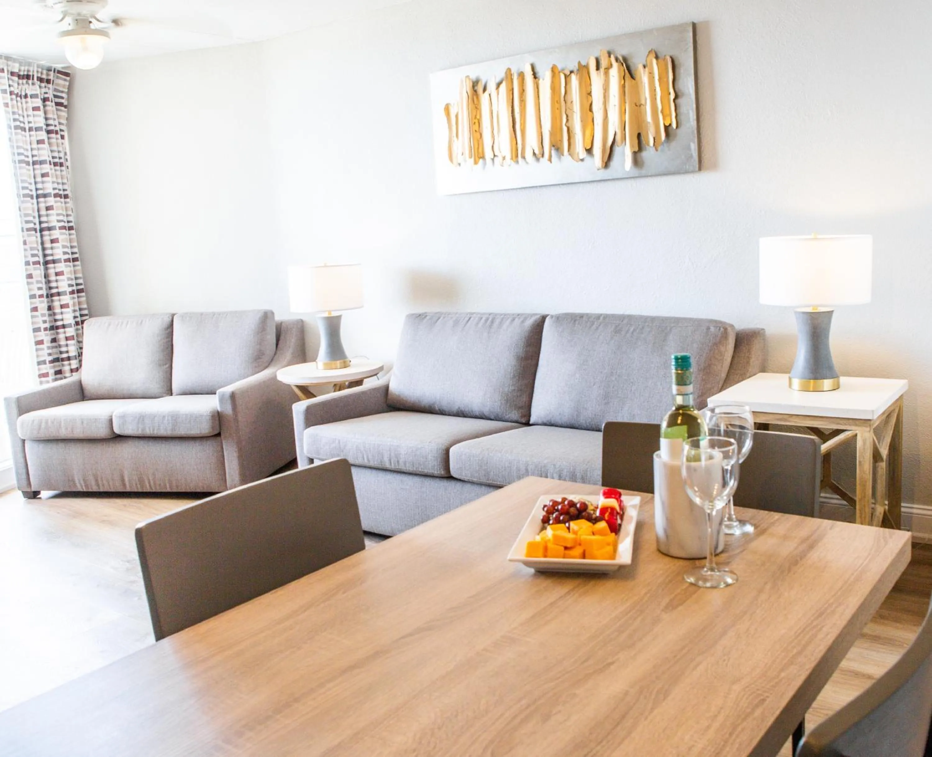 Living room in Bristol Plaza Motel