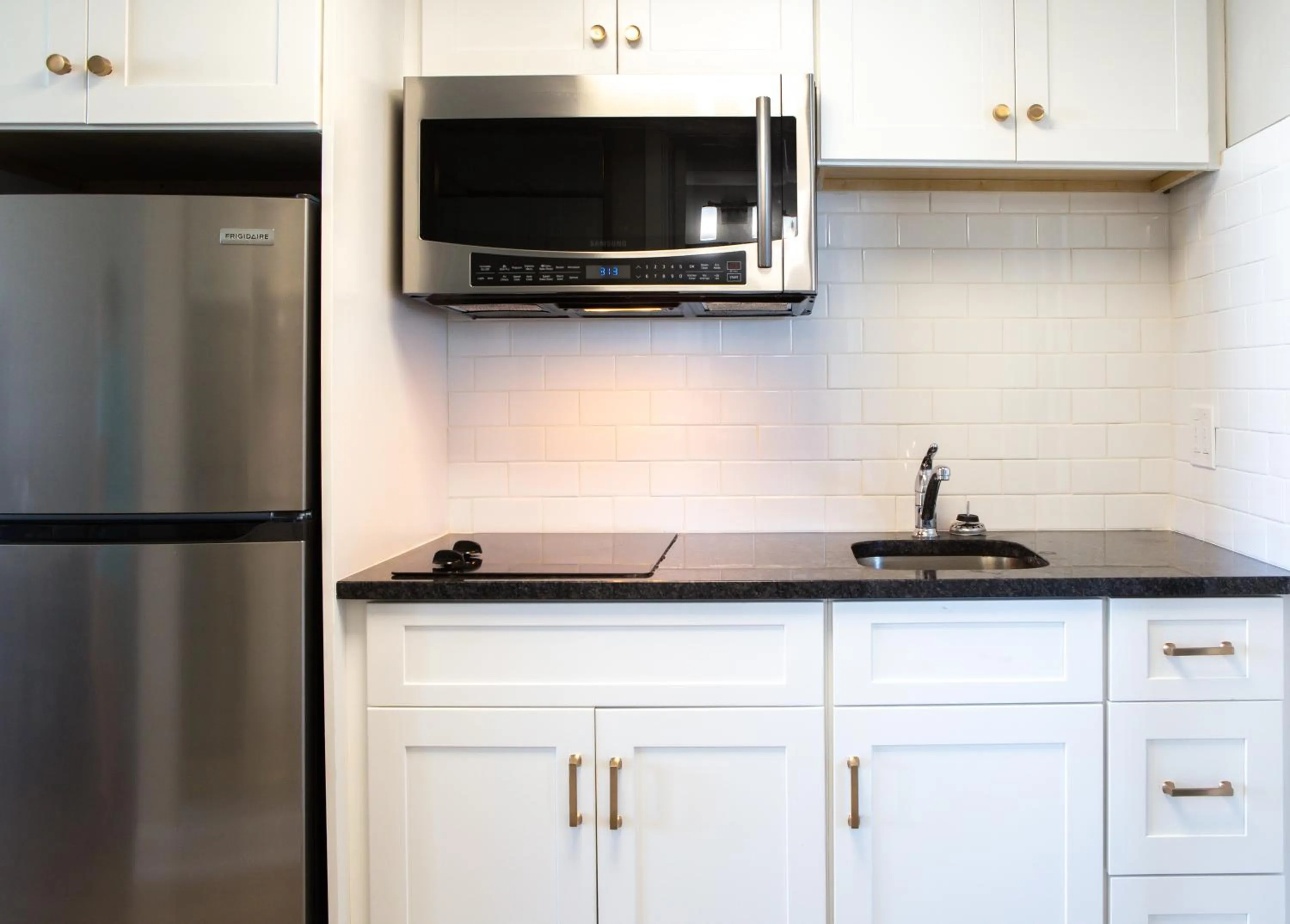 Kitchen or kitchenette in Bristol Plaza Motel