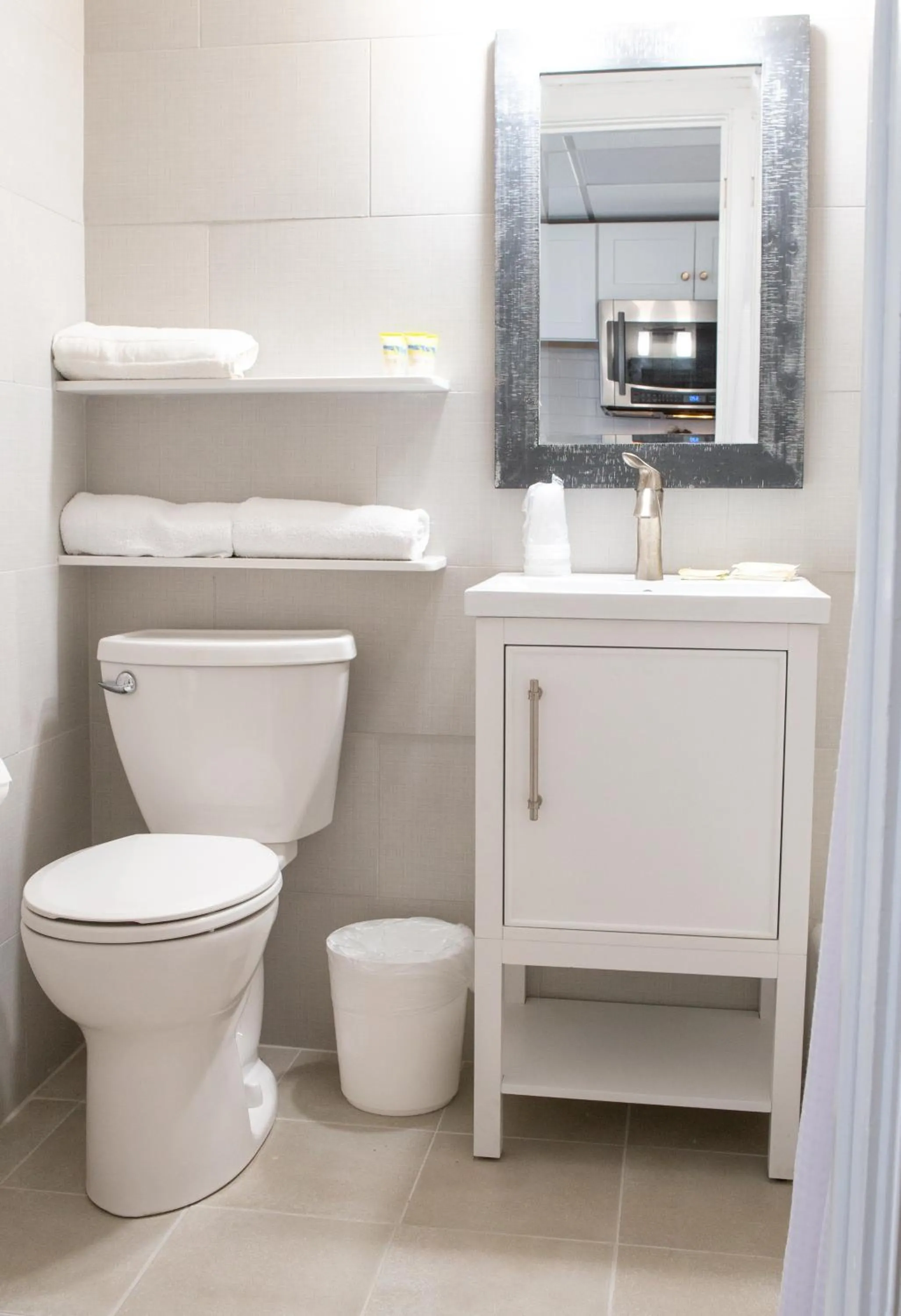 Bathroom in Bristol Plaza Motel