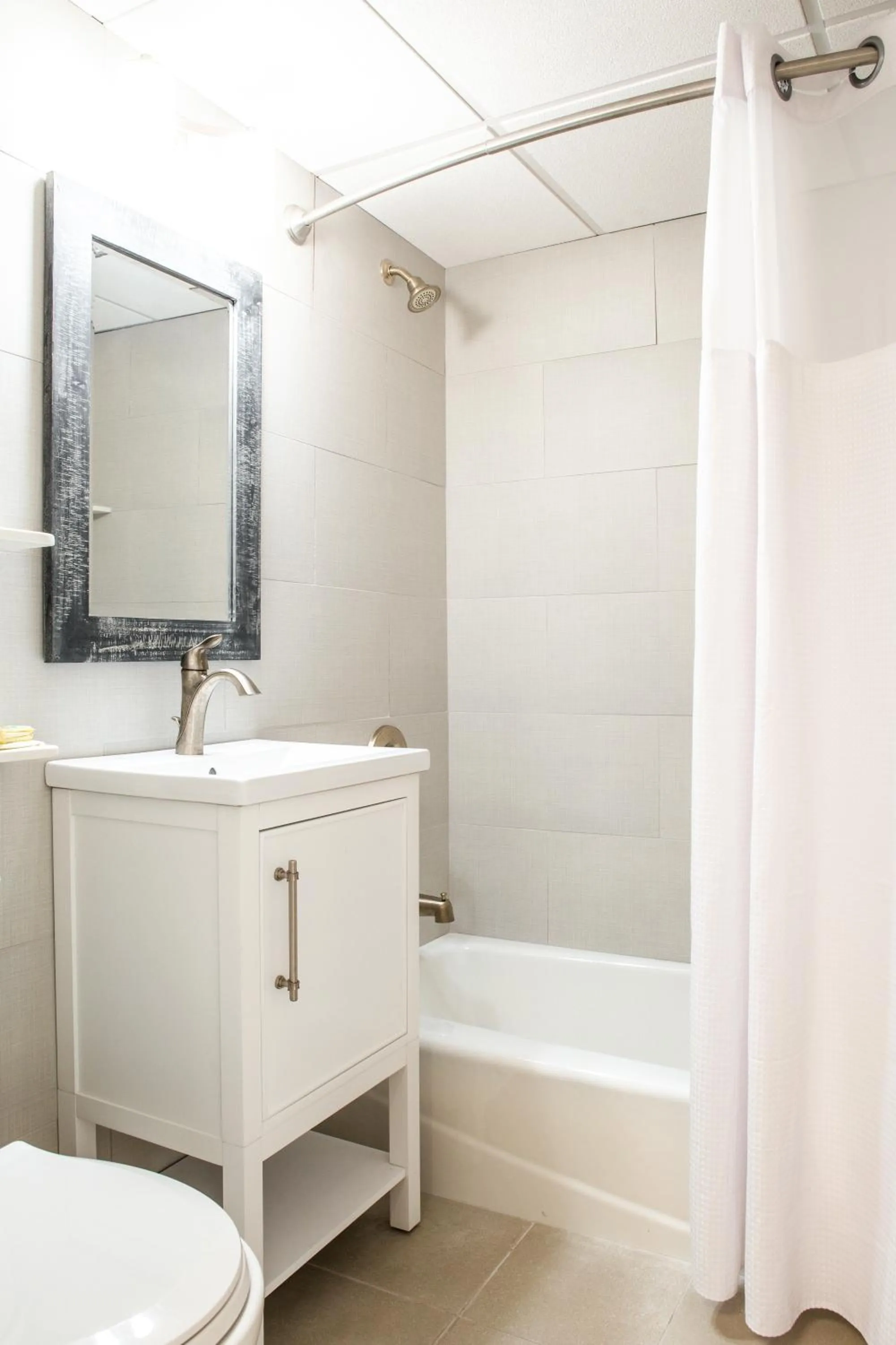 Bathroom in Bristol Plaza Motel