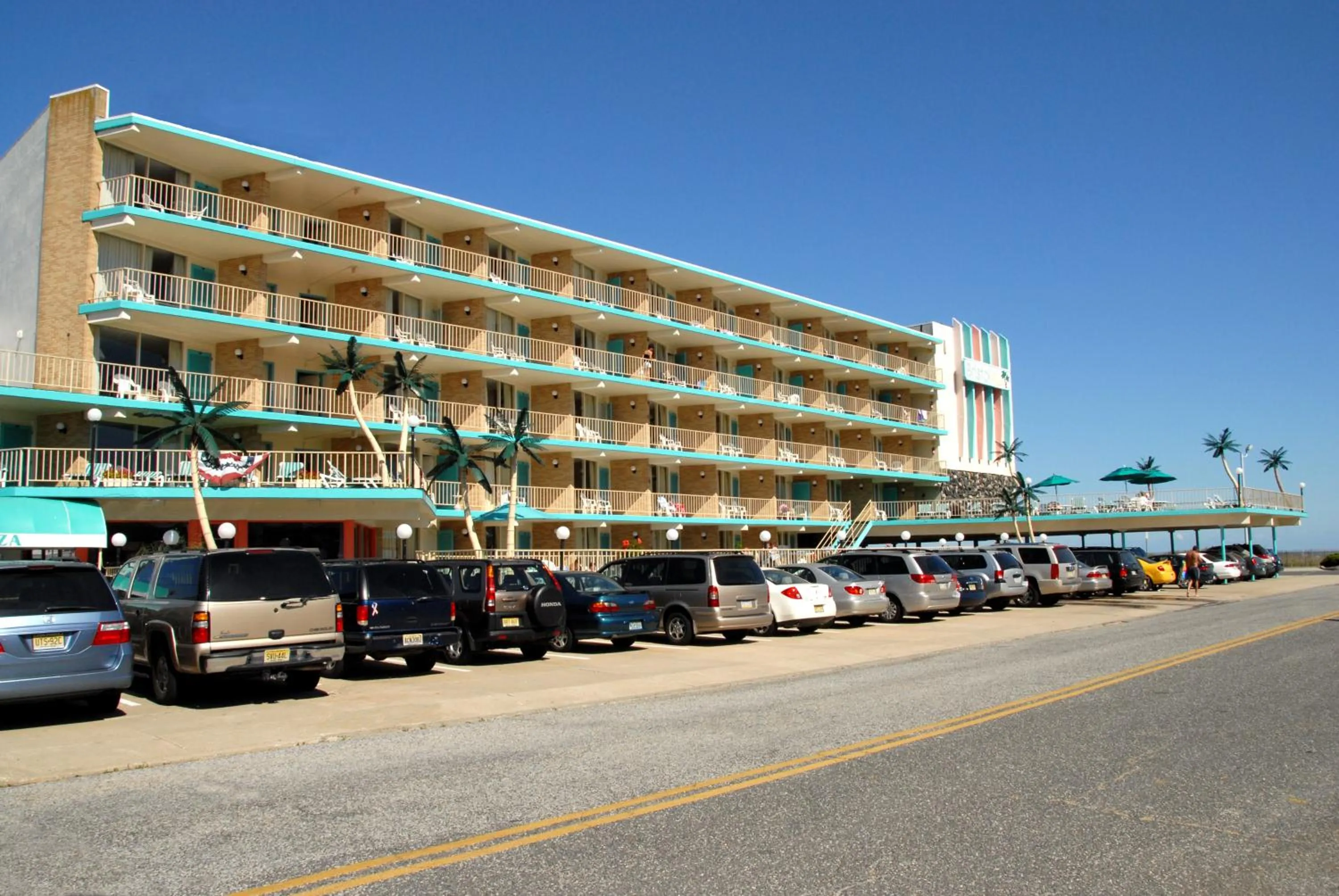 Facade/entrance in Bristol Plaza Motel