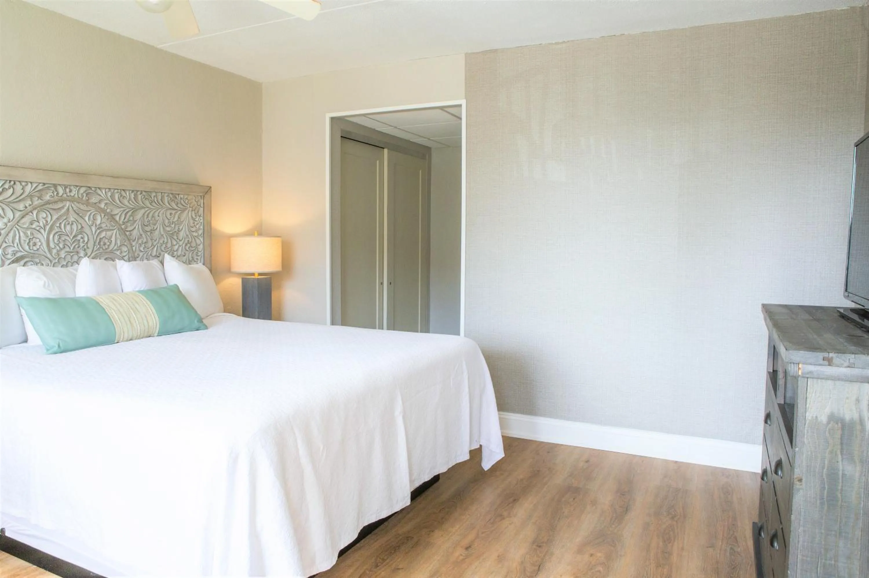 Bedroom, Bed in Bristol Plaza Motel