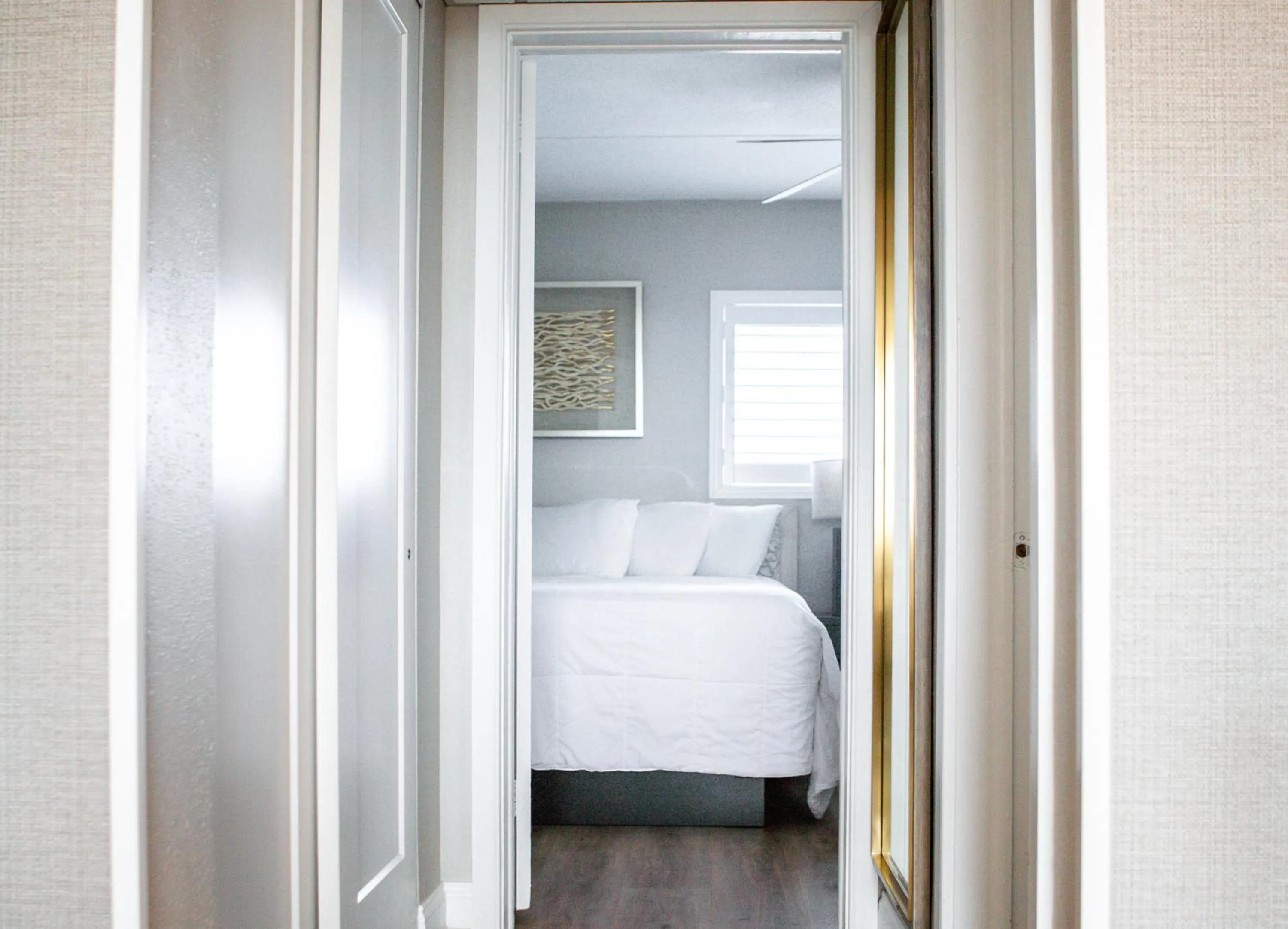 Bed in Bristol Plaza Motel