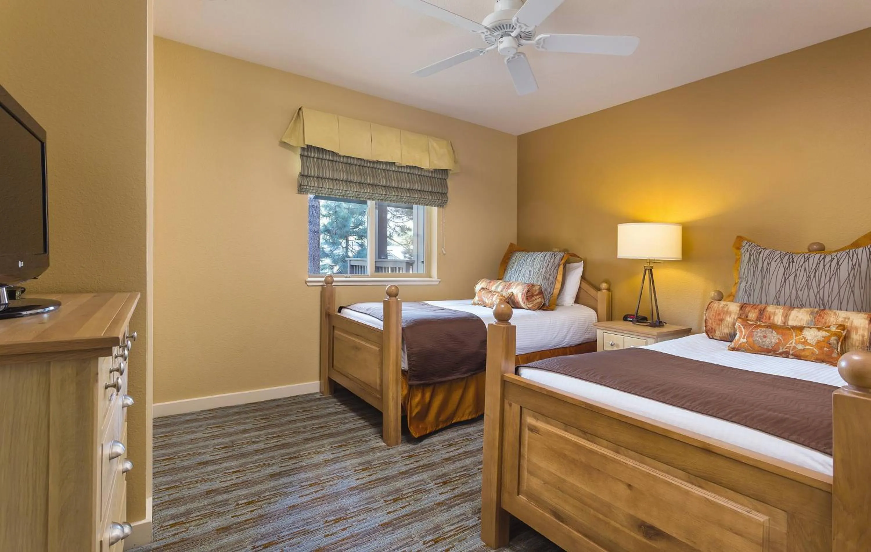 Photo of the whole room, Bed in WorldMark South Shore