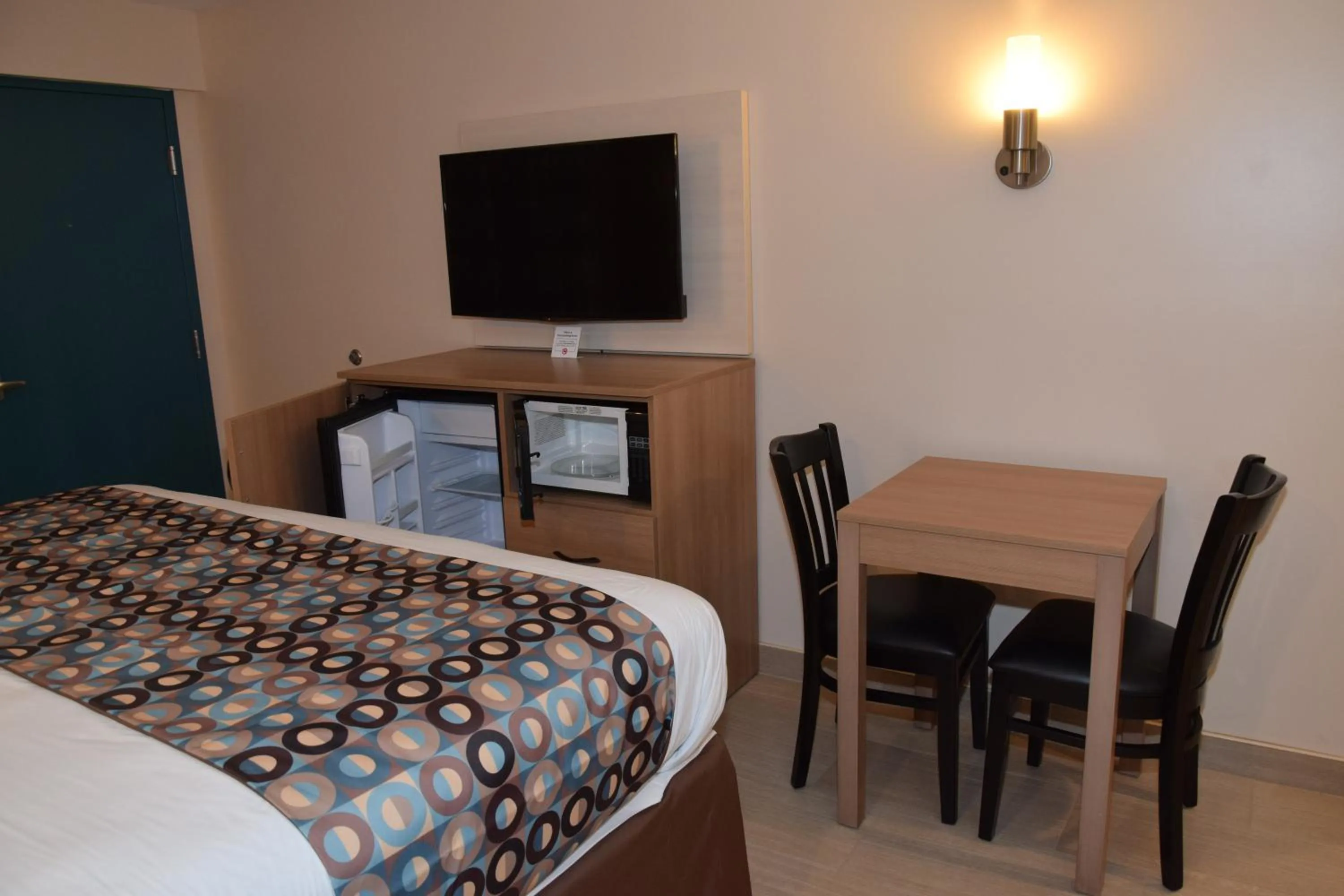 Dining area, Bed in Seahorse Inn