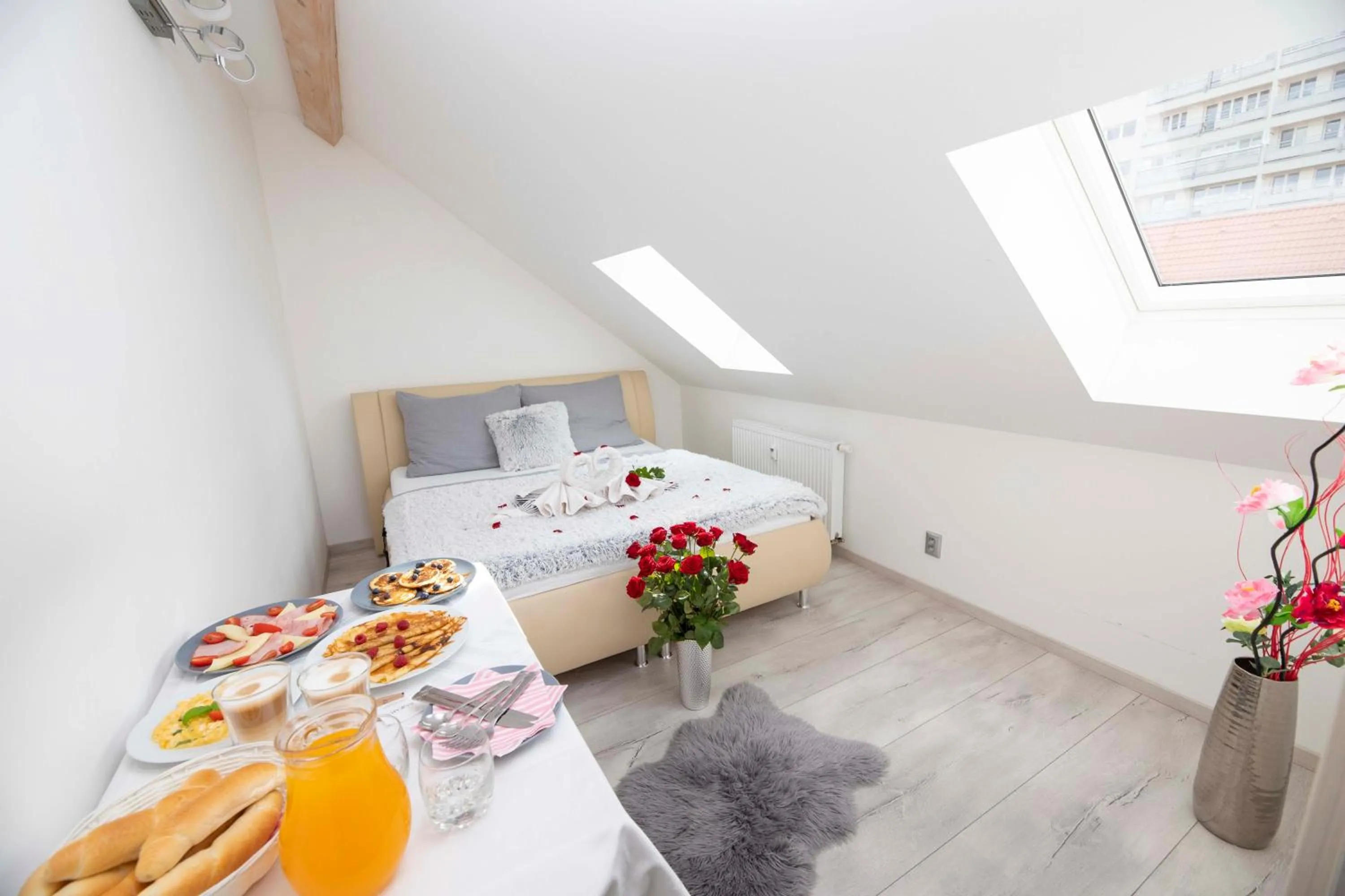 Food and drinks, Bed in VIP suite hotel Heinz