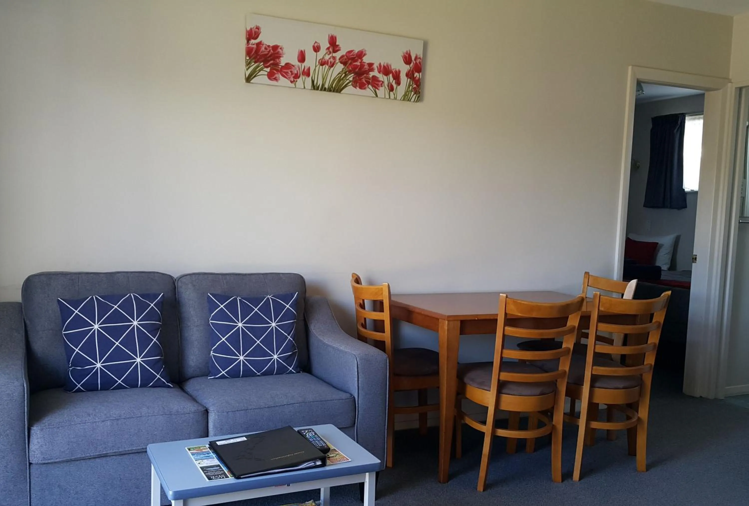 Living room in Avon City Motel