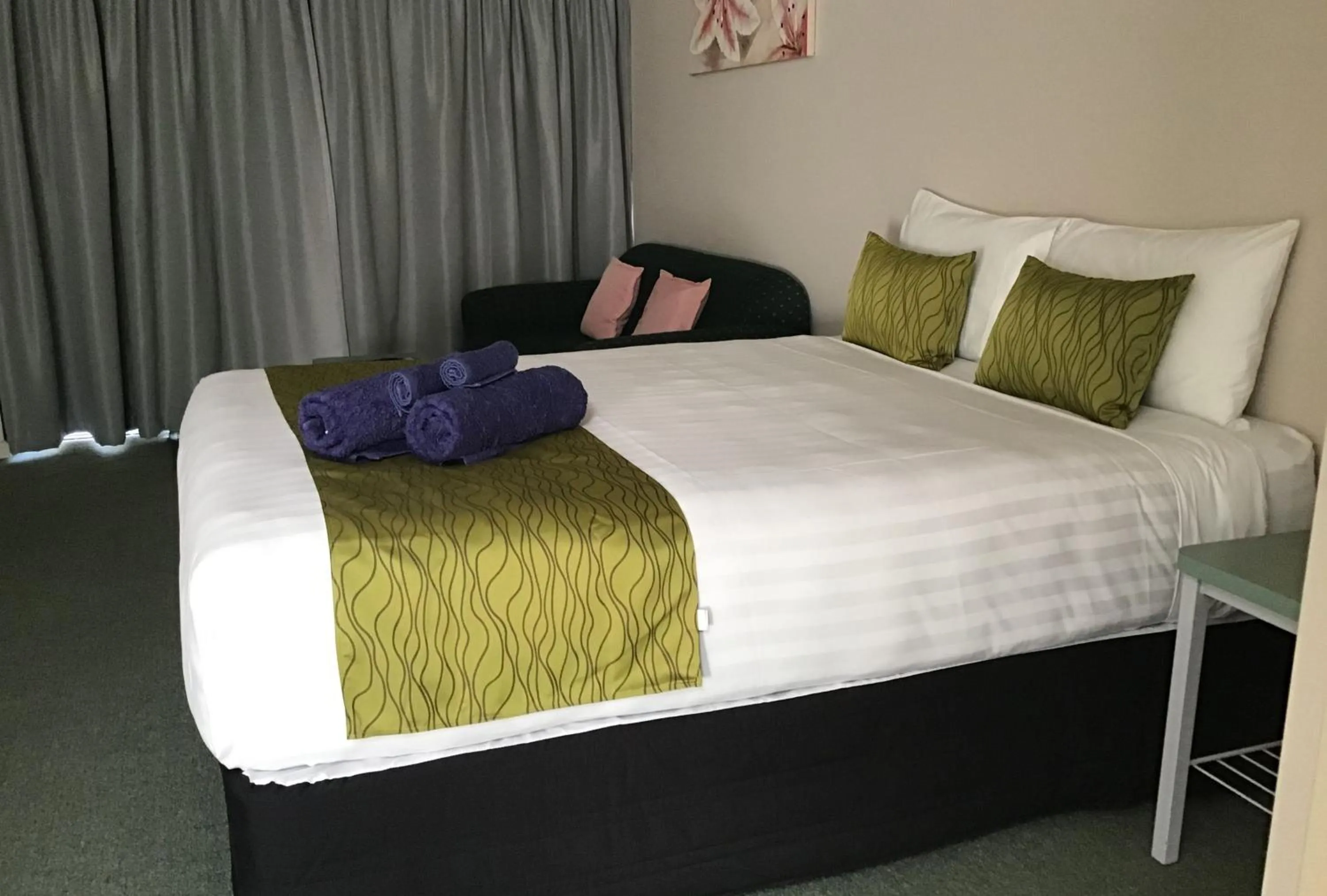 Photo of the whole room, Bed in Avon City Motel