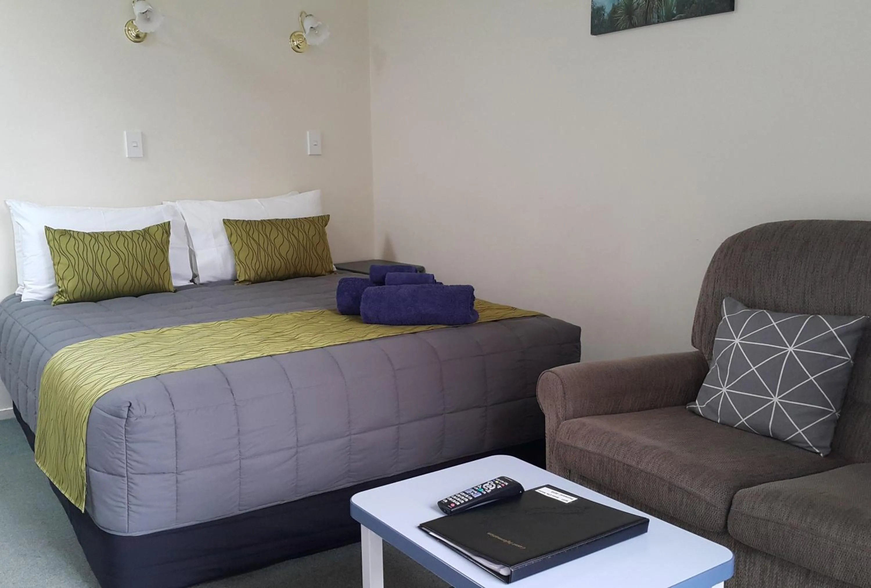 Bed in Avon City Motel