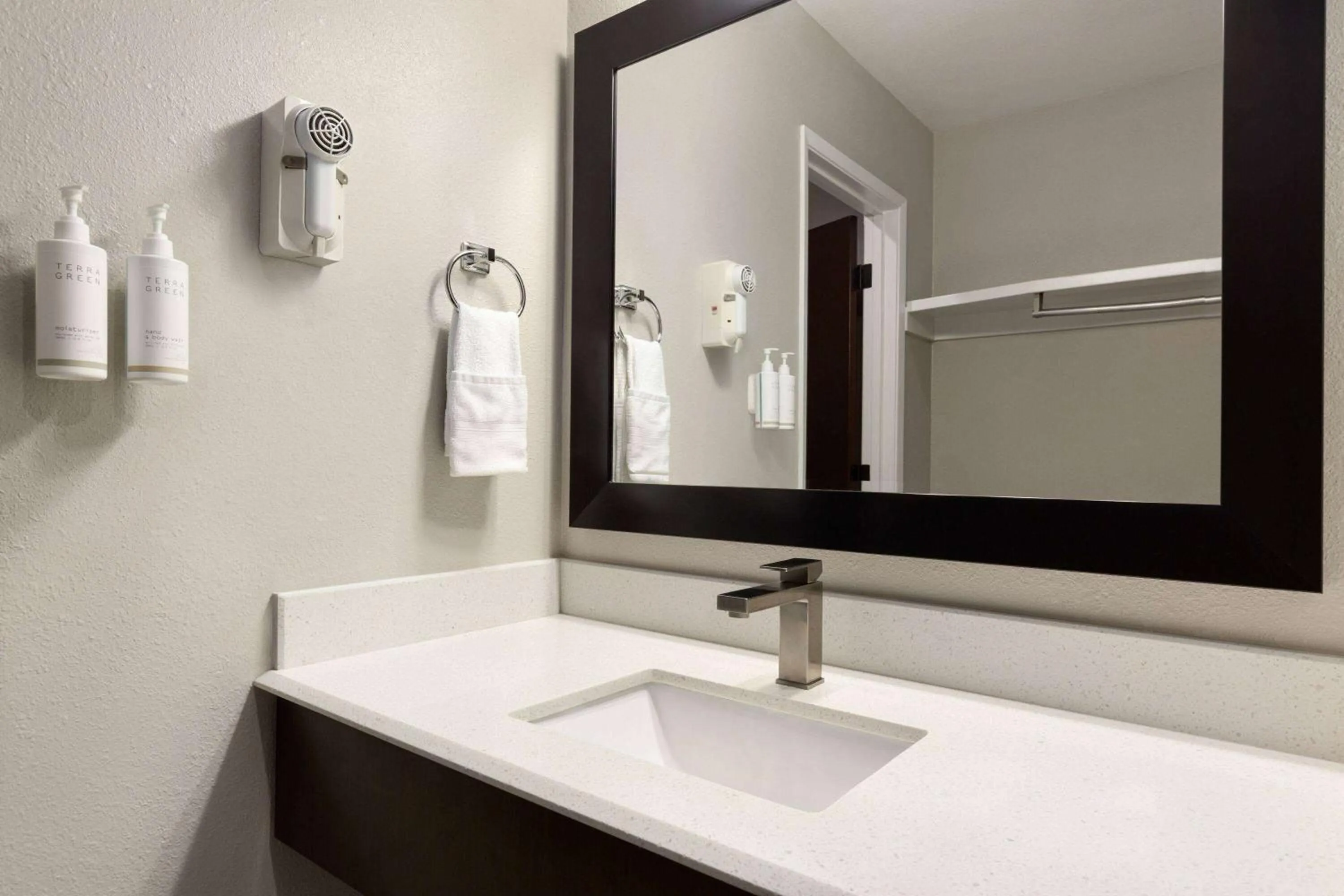 Bathroom in Super 8 by Wyndham Eureka