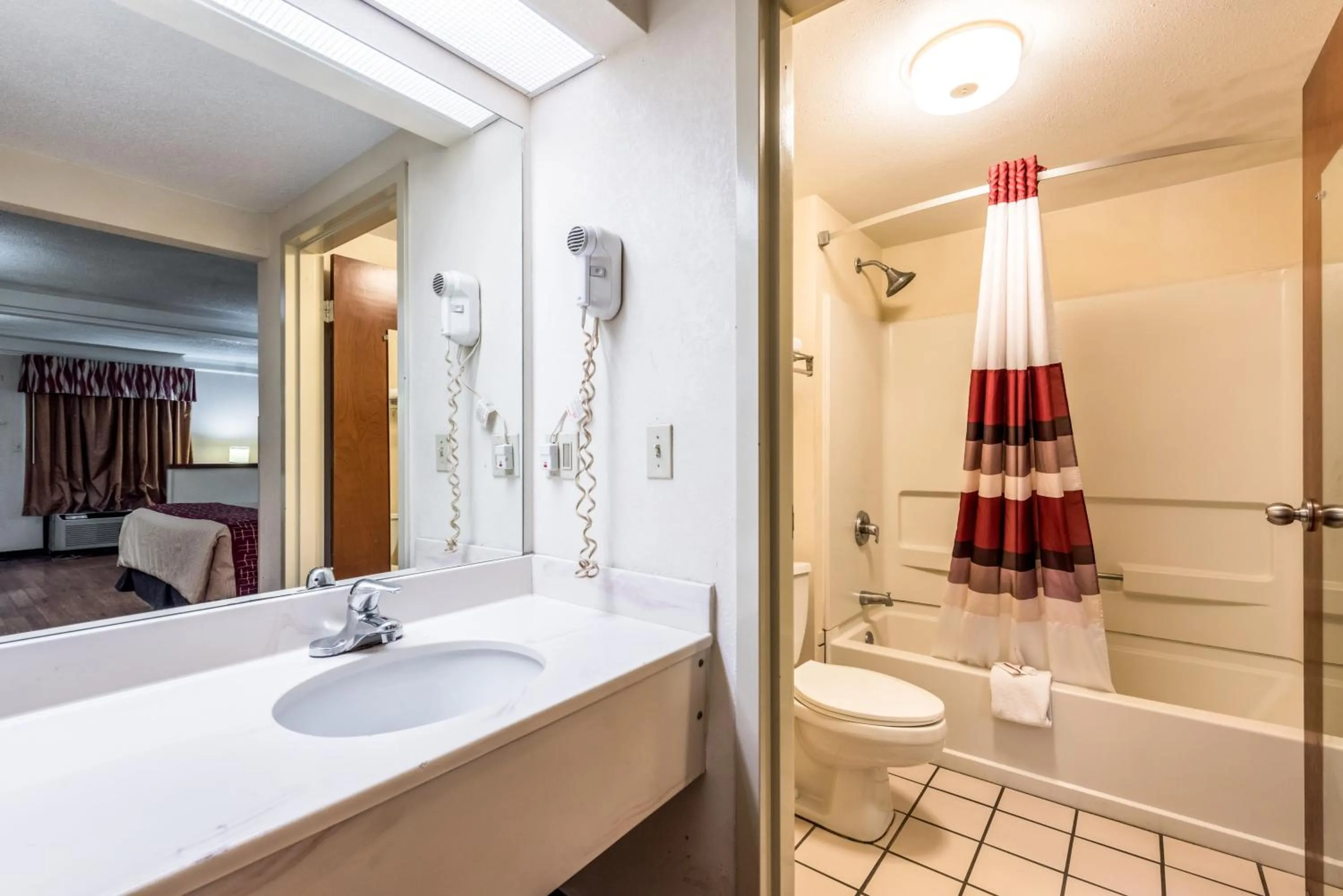 Bathroom in Red Roof Inn & Suites Clinton, TN