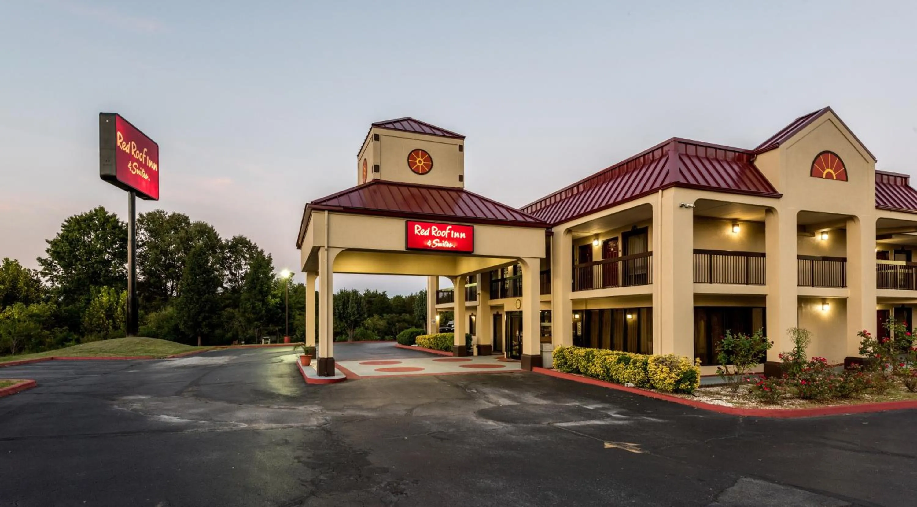 Property building in Red Roof Inn & Suites Clinton, TN