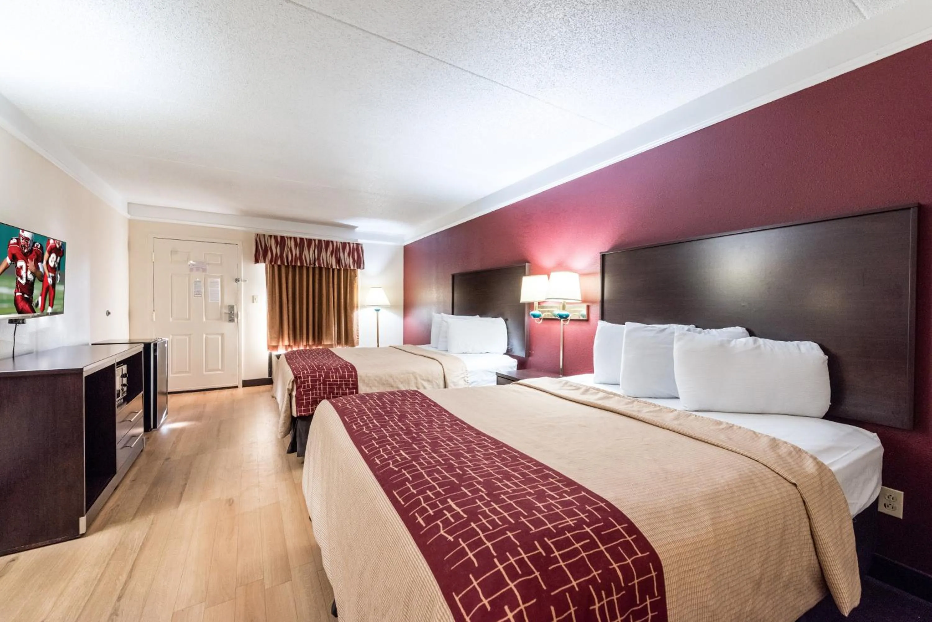 Photo of the whole room, Bed in Red Roof Inn & Suites Clinton, TN