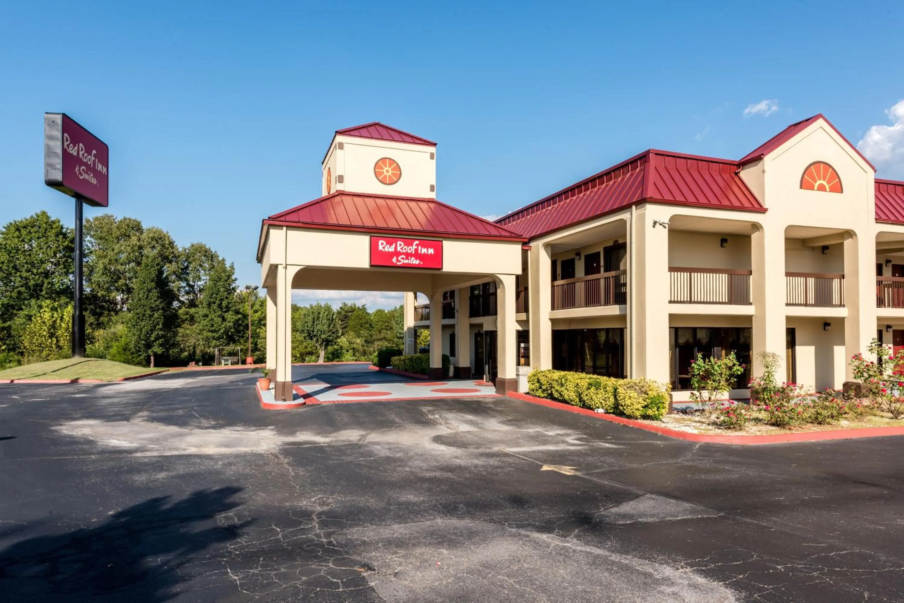 Property building in Red Roof Inn & Suites Clinton, TN