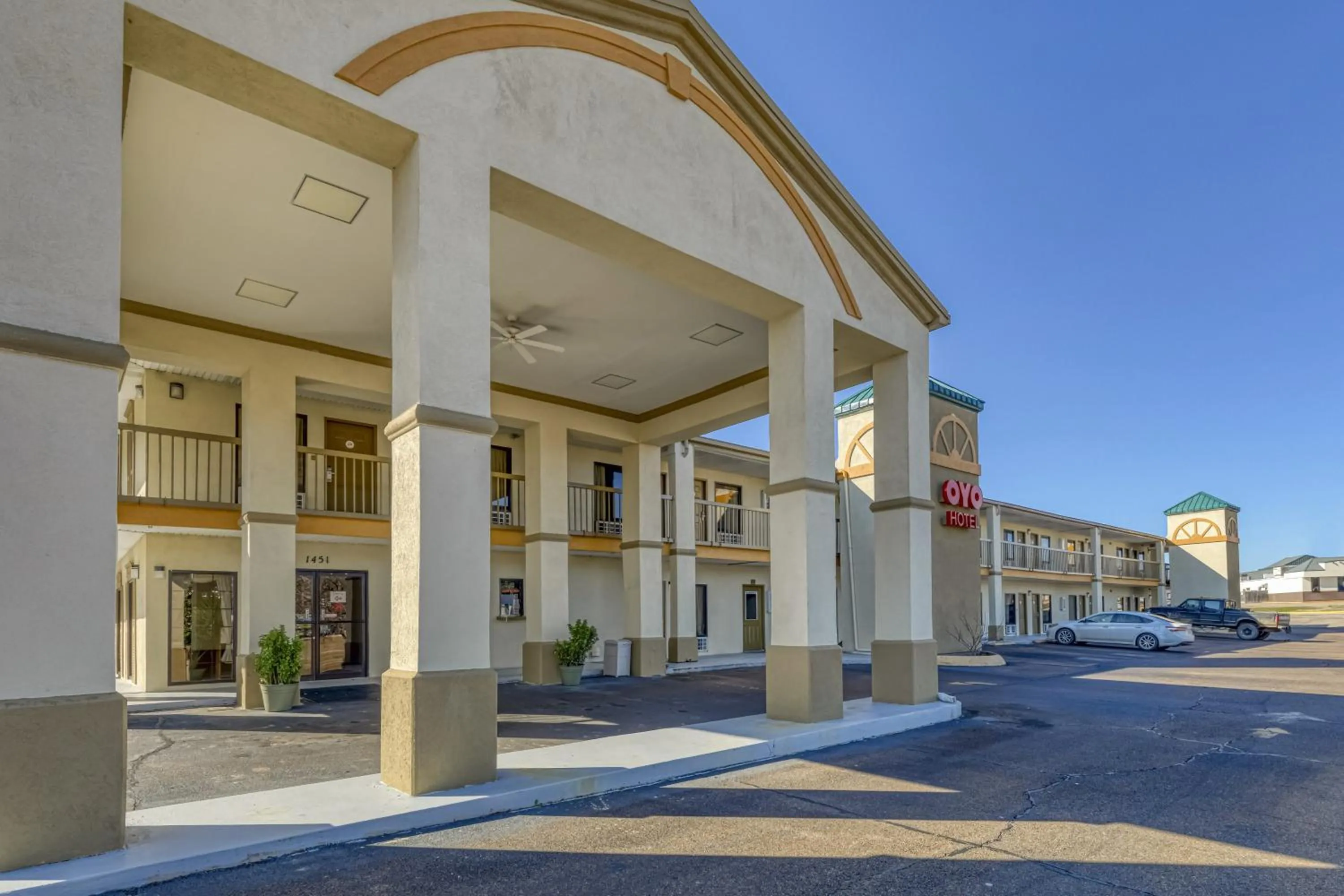Facade/entrance in OYO Hotel Grenada West