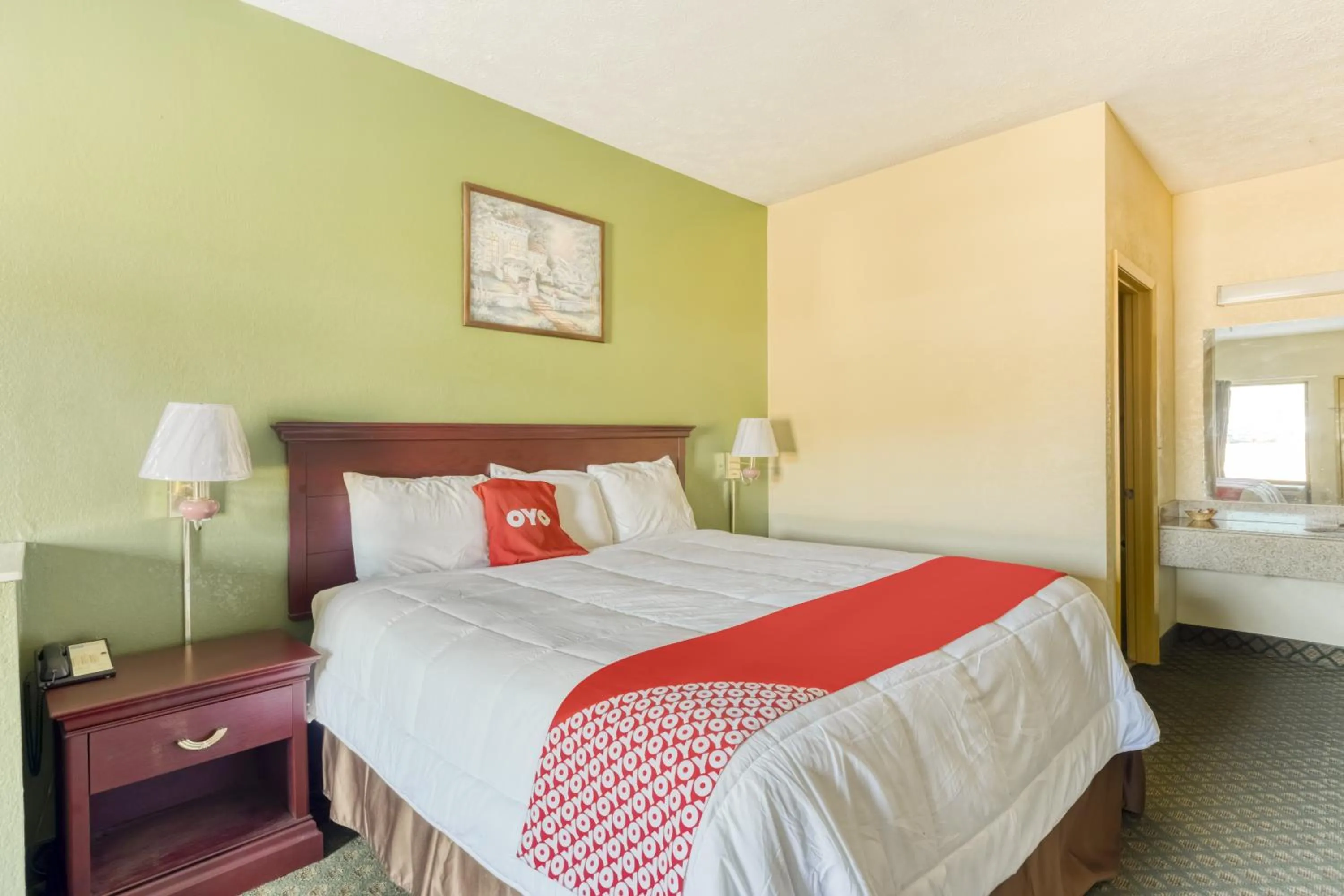 Bedroom, Bed in OYO Hotel Grenada West