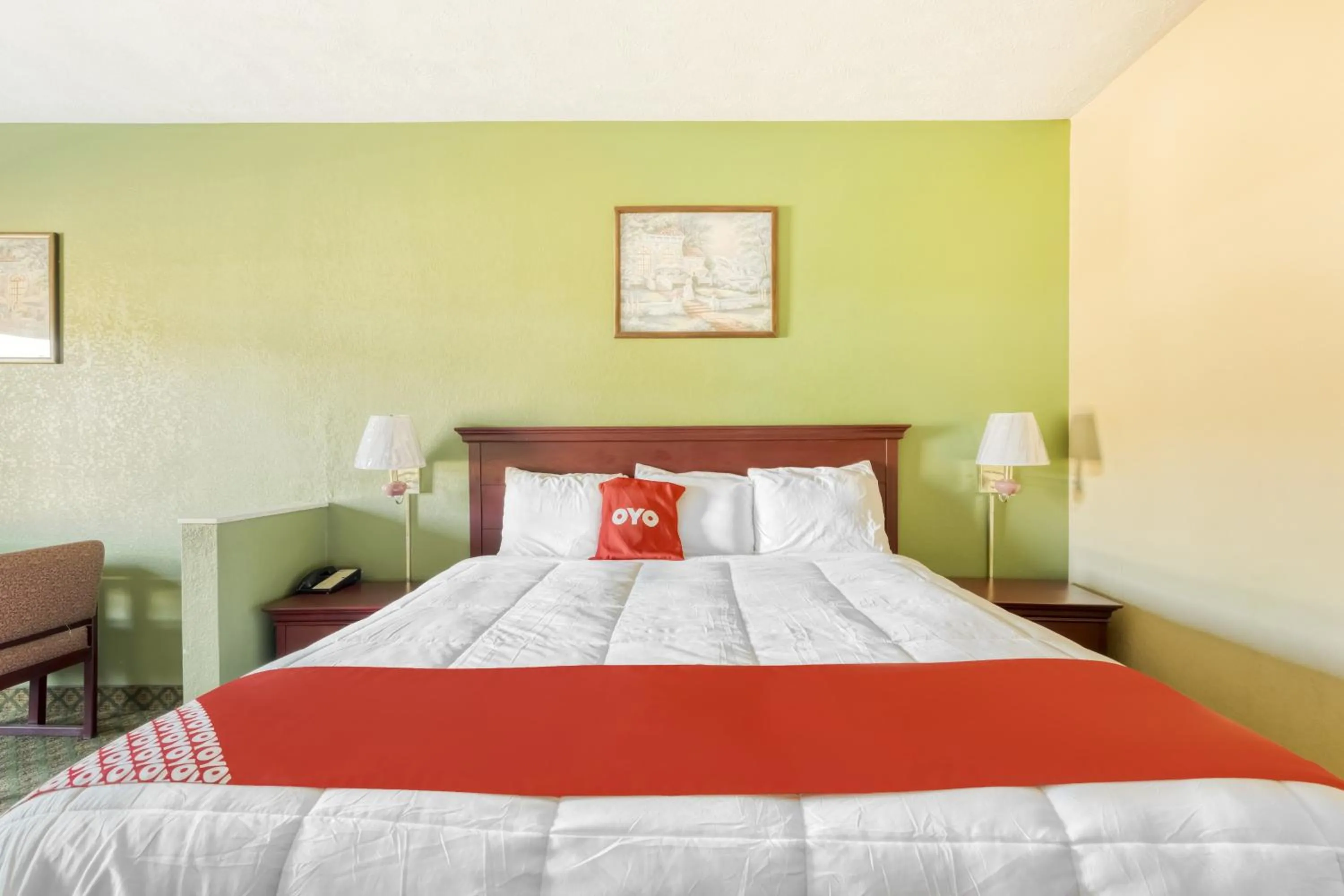 Bedroom, Bed in OYO Hotel Grenada West