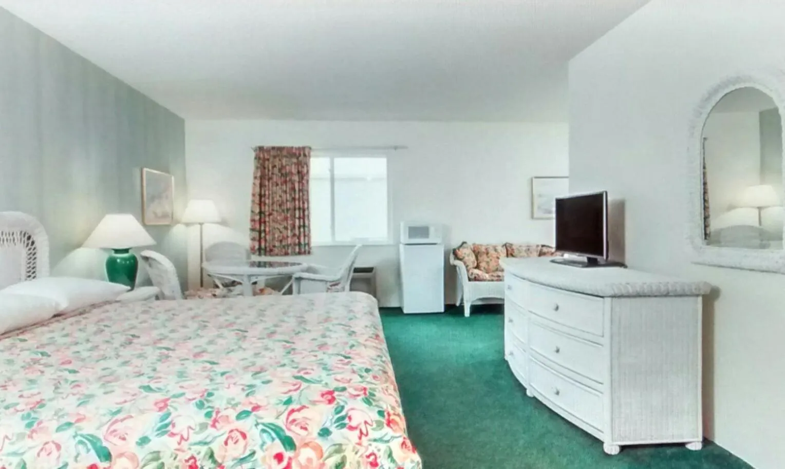 Photo of the whole room, Bed in Super 8 by Wyndham Reedsburg