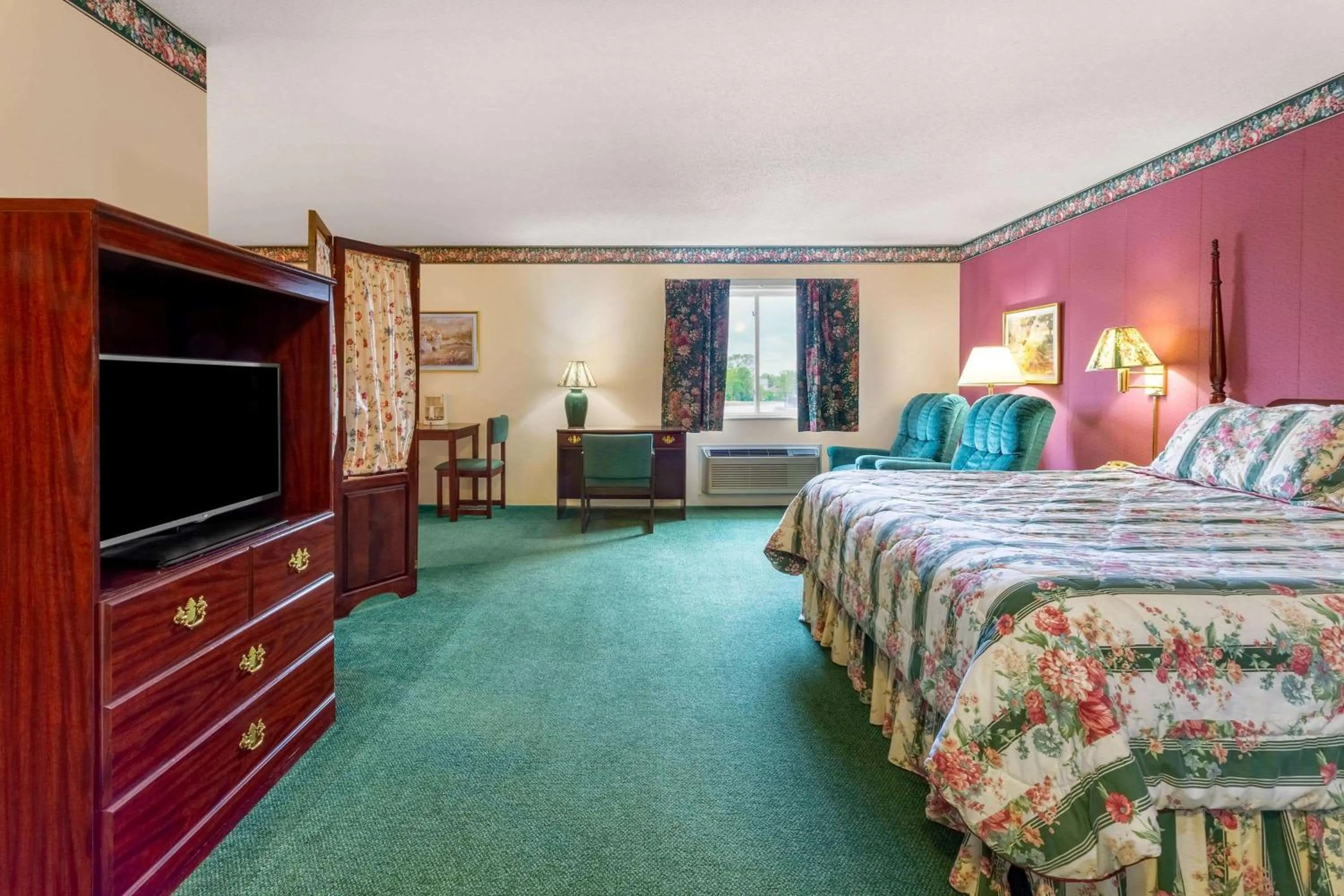 Photo of the whole room, Bed in Super 8 by Wyndham Reedsburg