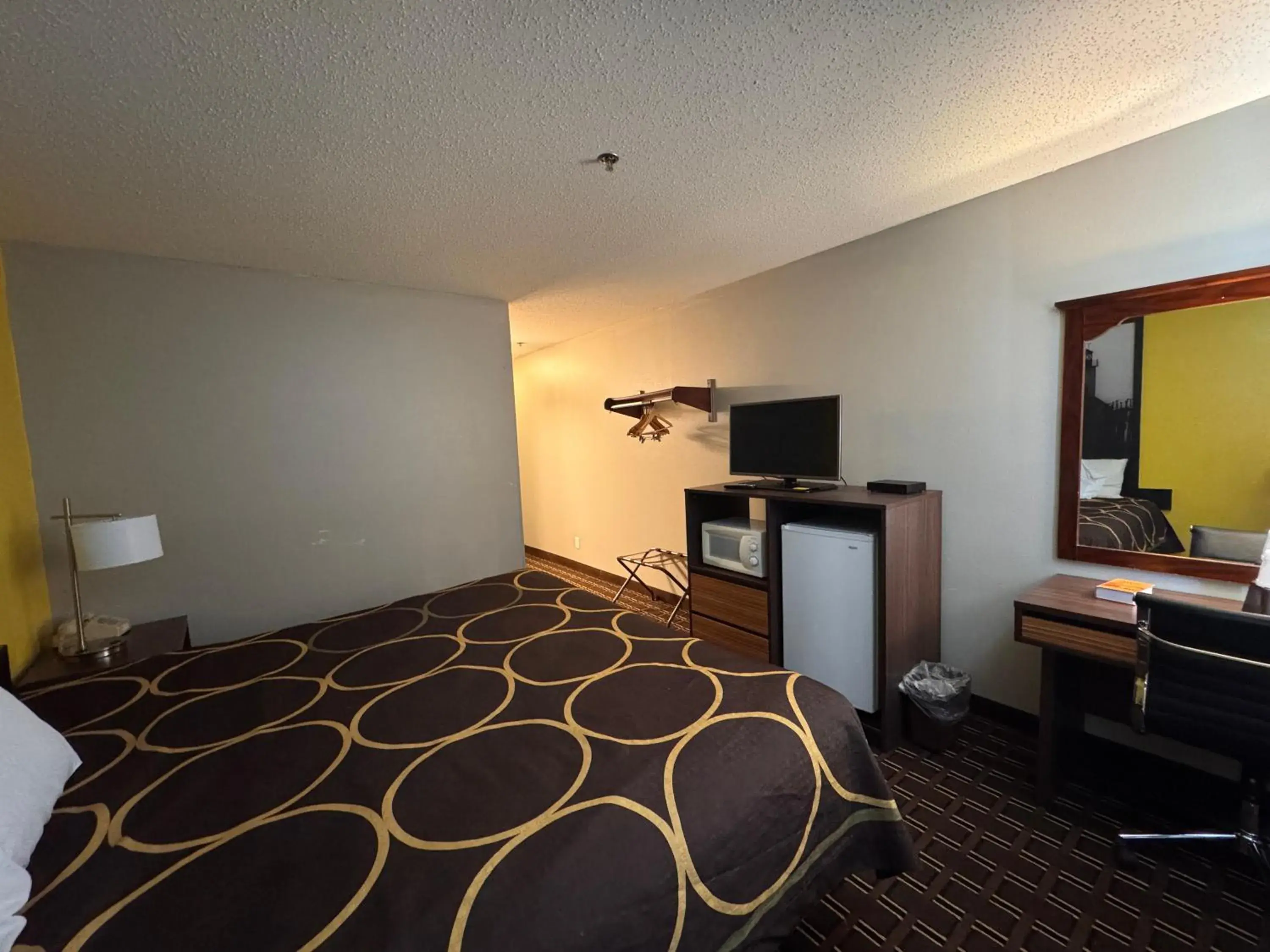 Queen Room - Disability Access - Non-Smoking in Super 8 by Wyndham Reedsburg Queen Room - Disability Access - Non-Smoking in Super 8 by Wyndham Reedsburg