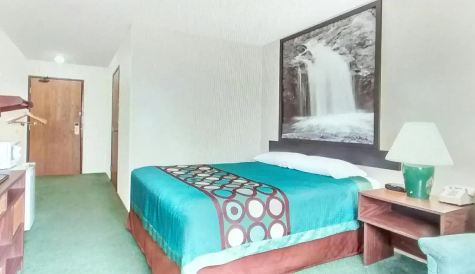 Queen Room - Non-Smoking in Super 8 by Wyndham Reedsburg Queen Room - Non-Smoking in Super 8 by Wyndham Reedsburg