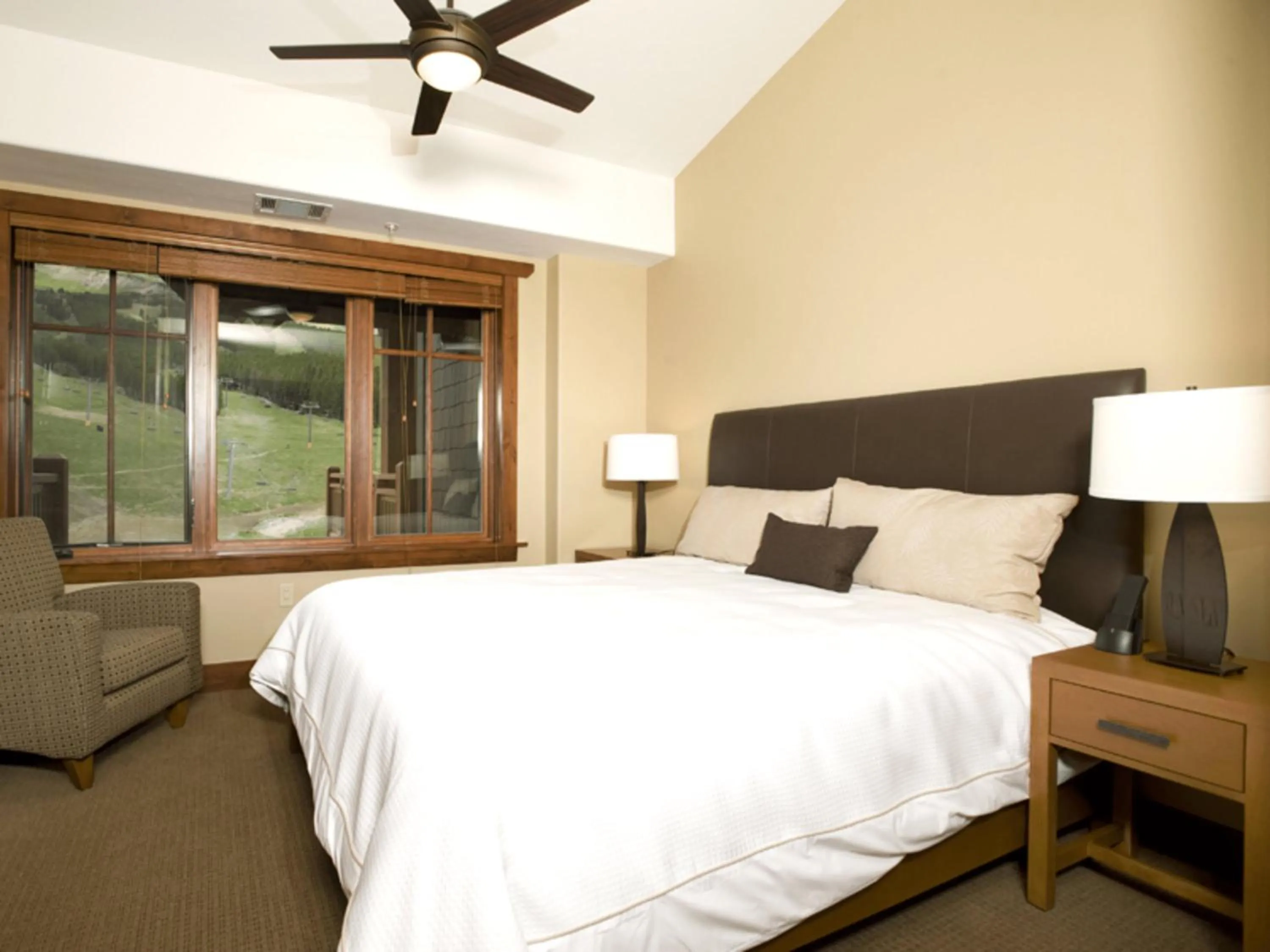 Bedroom, Bed in One Ski Hill, A RockResort