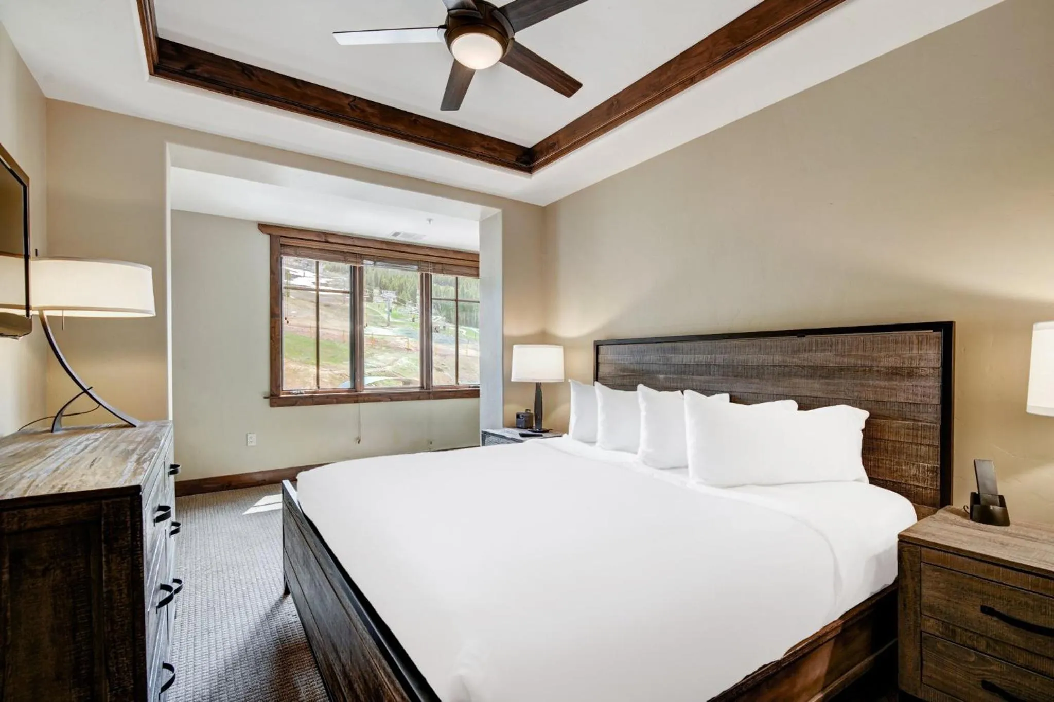 Bedroom, Bed in One Ski Hill, A RockResort