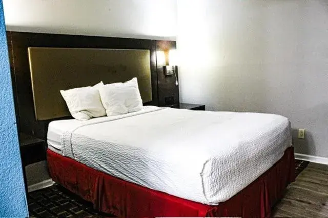 Queen Room - Smoking in Days Inn by Wyndham Little River Queen Room - Smoking in Days Inn by Wyndham Little River