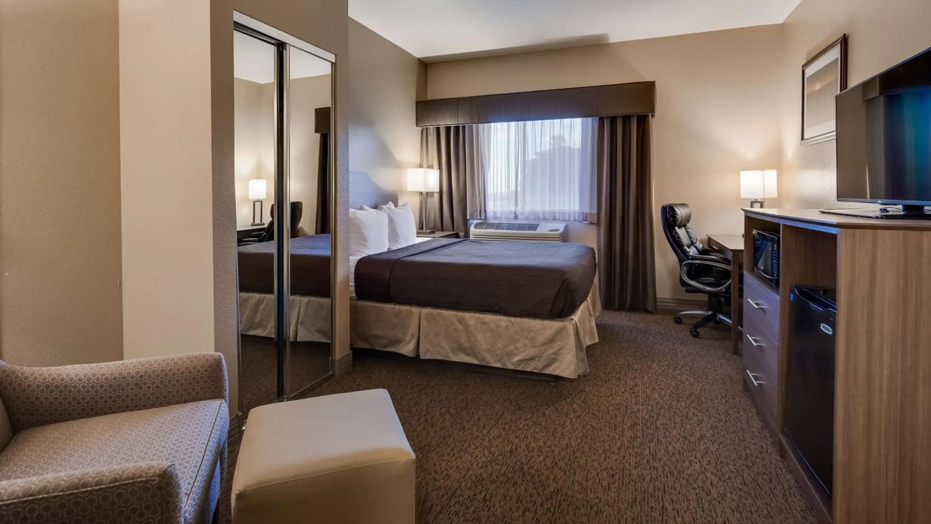 King Suite with Sofa Bed and Wet Bar in Best Western El-Quartelejo Inn & Suites King Suite with Sofa Bed and Wet Bar in Best Western El-Quartelejo Inn & Suites