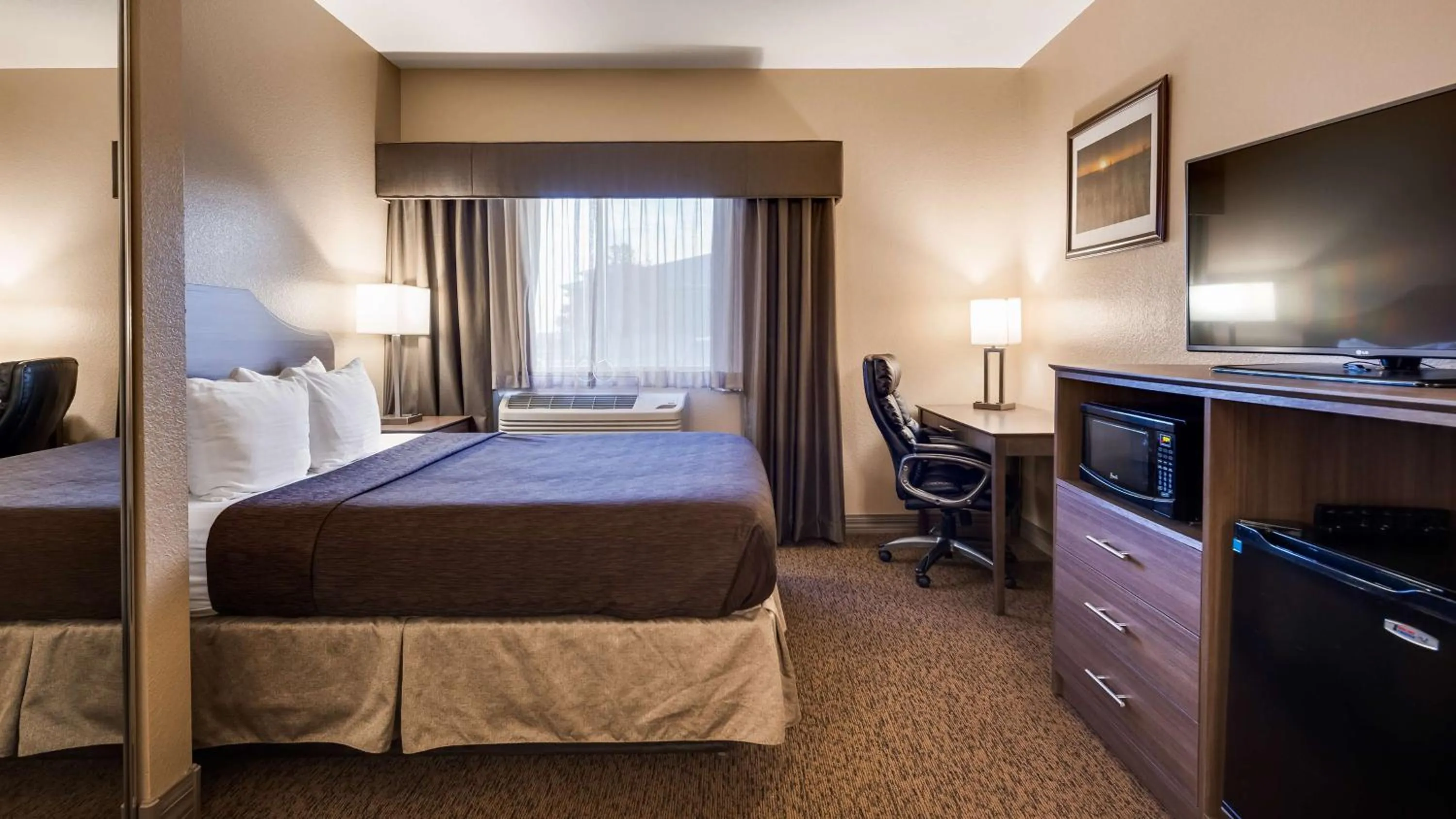 Photo of the whole room, Bed in Best Western El-Quartelejo Inn & Suites