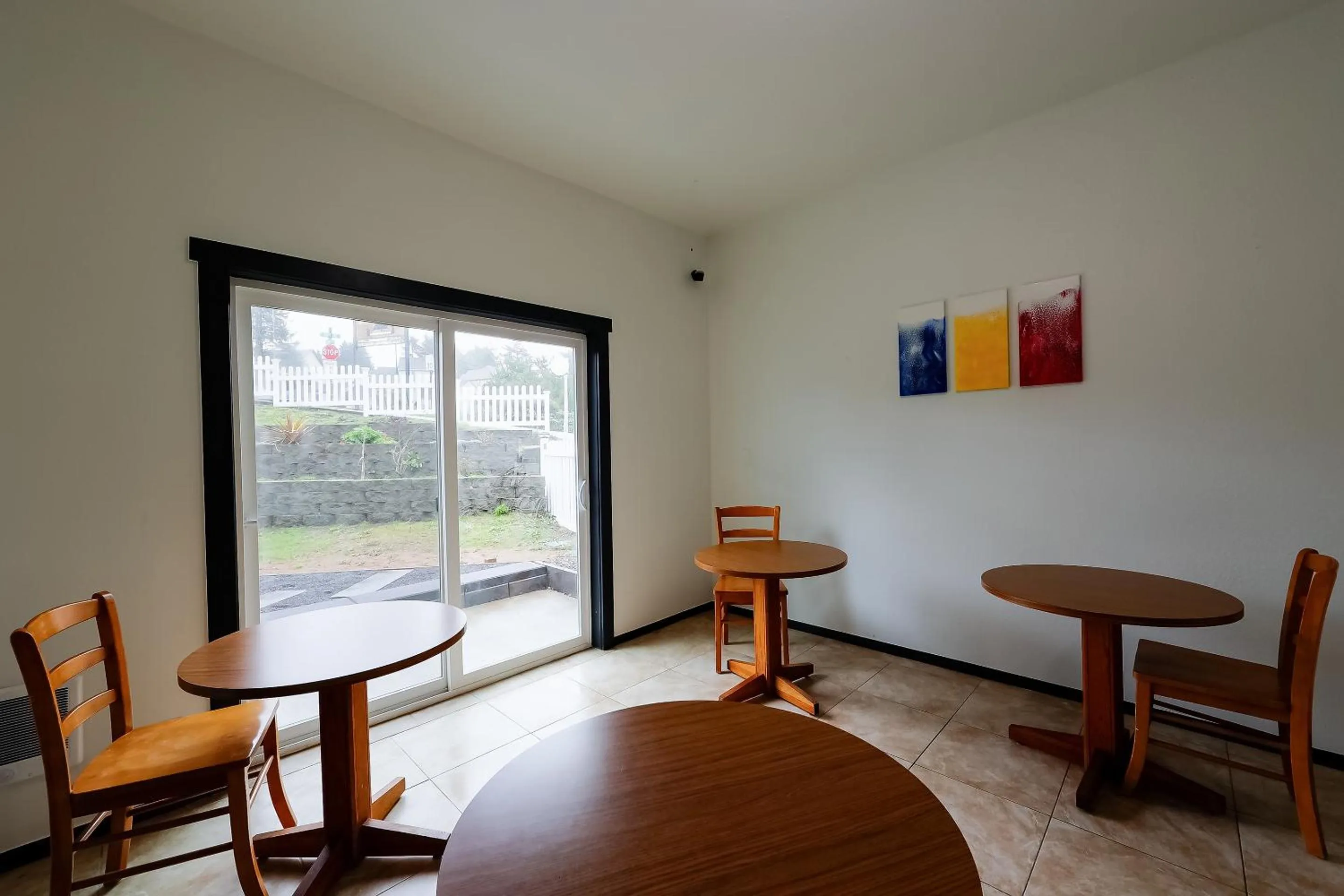 Lobby or reception in Coastal Inn by OYO Lincoln City - Oregon Coast Hwy