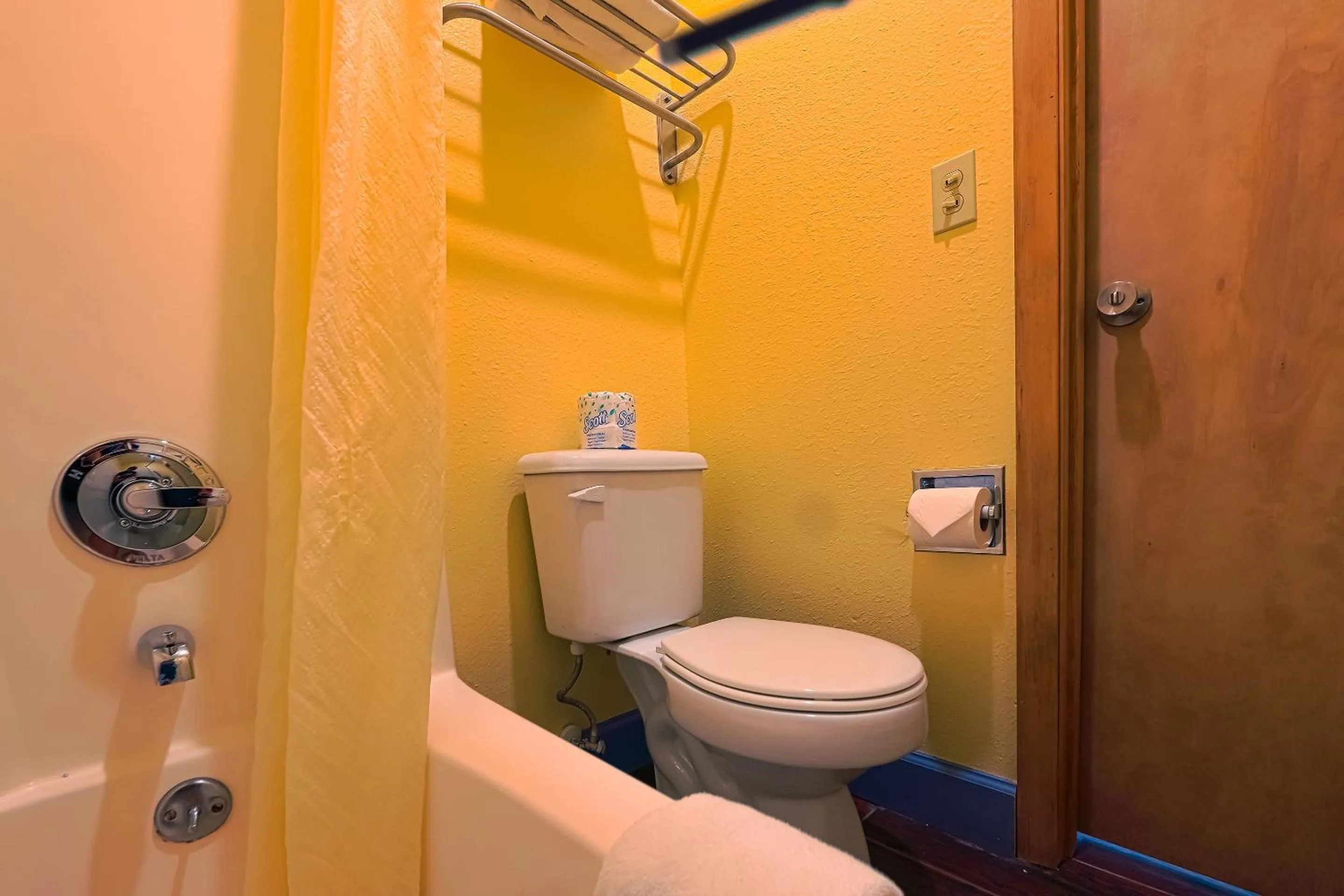 Bathroom in Coastal Inn by OYO Lincoln City - Oregon Coast Hwy