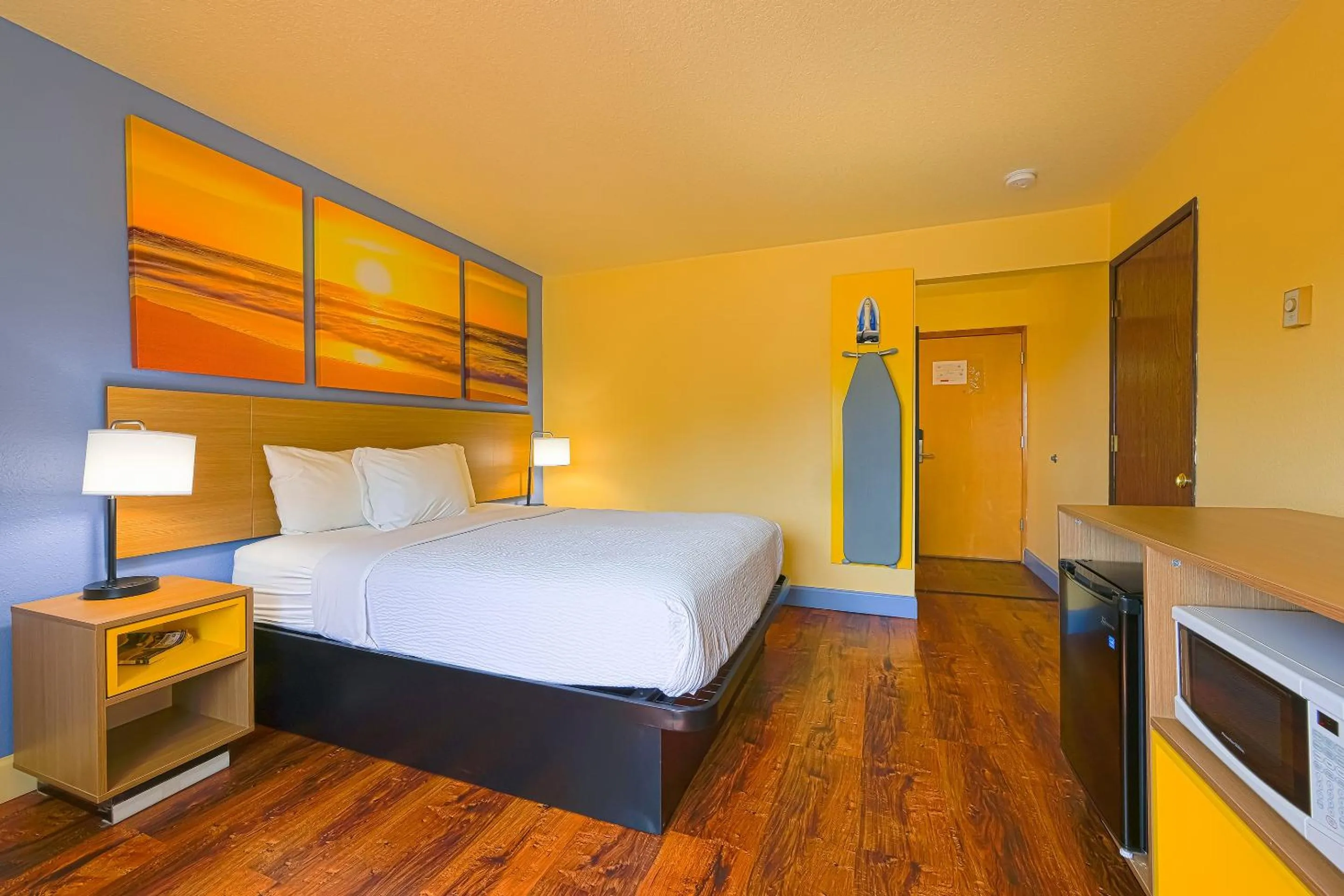 Bedroom, Bed in Coastal Inn by OYO Lincoln City - Oregon Coast Hwy