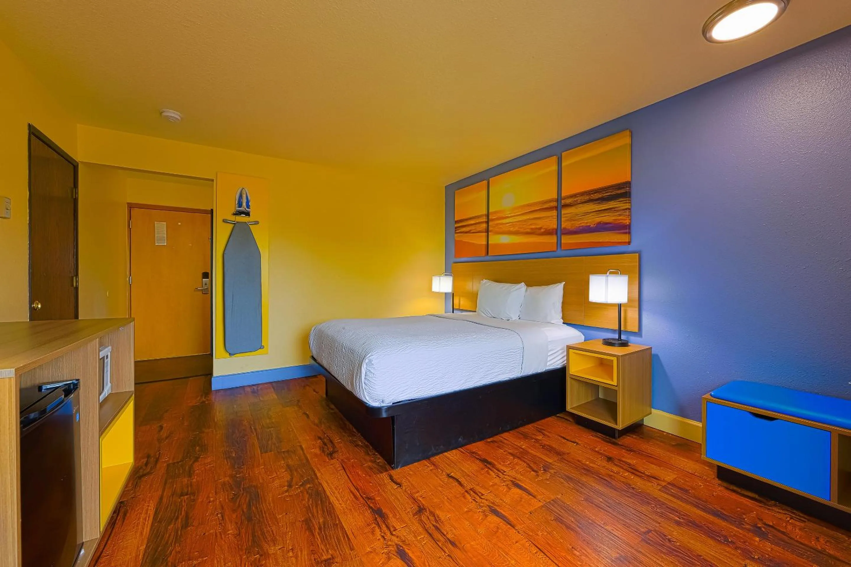 Bedroom, Bed in Coastal Inn by OYO Lincoln City - Oregon Coast Hwy