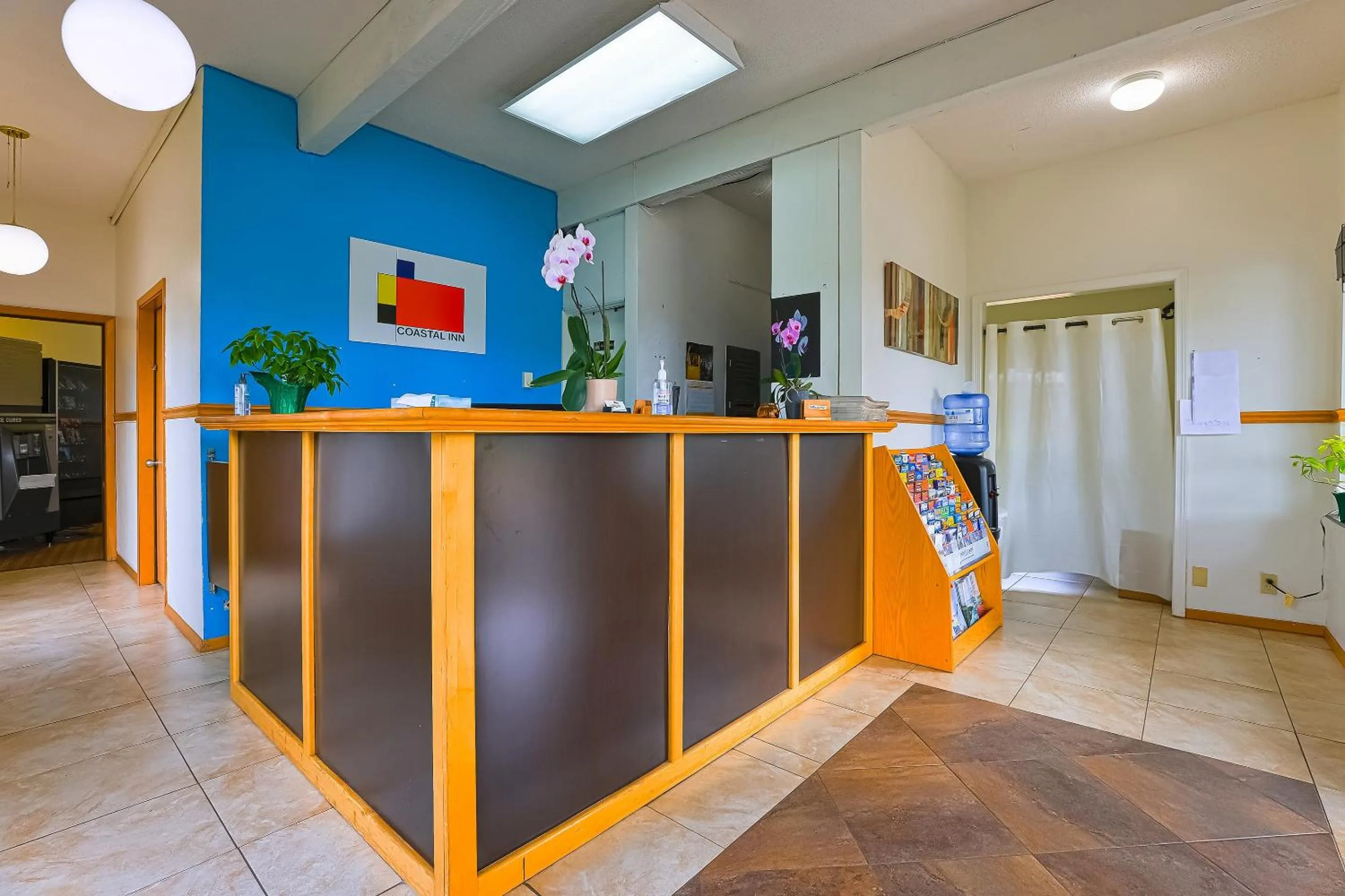 Lobby or reception in Coastal Inn by OYO Lincoln City - Oregon Coast Hwy