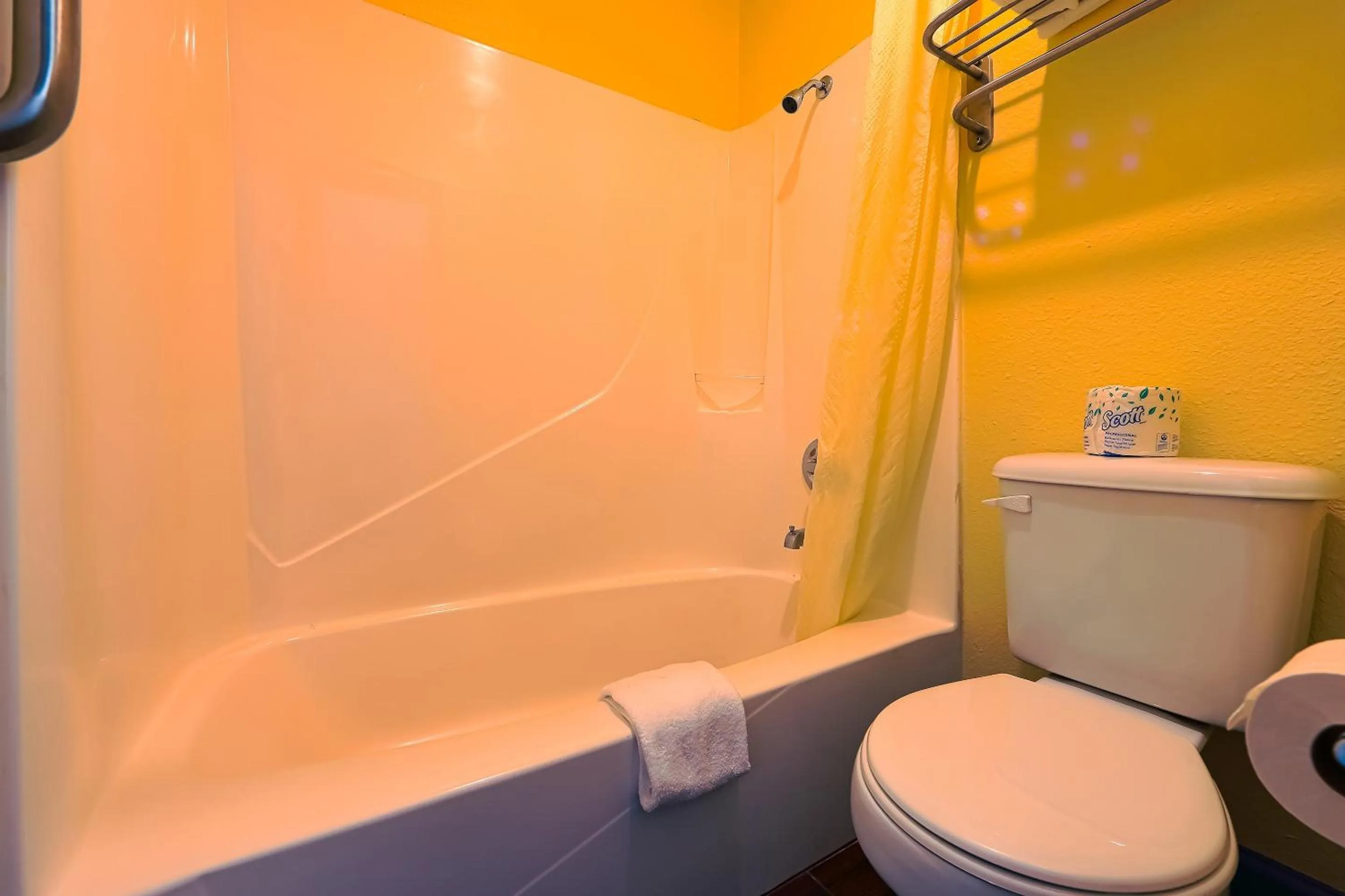 Bathroom in Coastal Inn by OYO Lincoln City - Oregon Coast Hwy