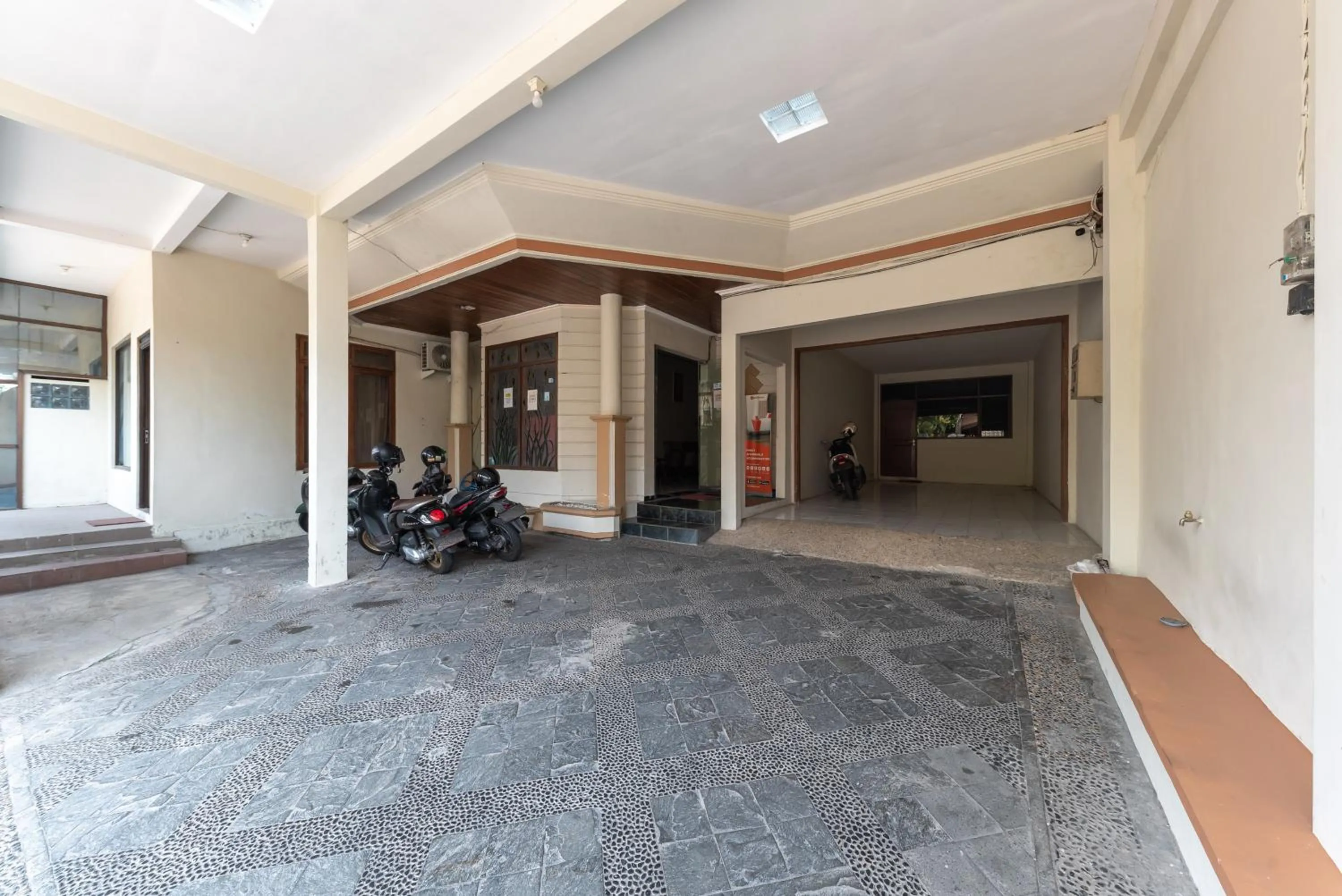 Parking in RedDoorz @ Soekarno Hatta Indah