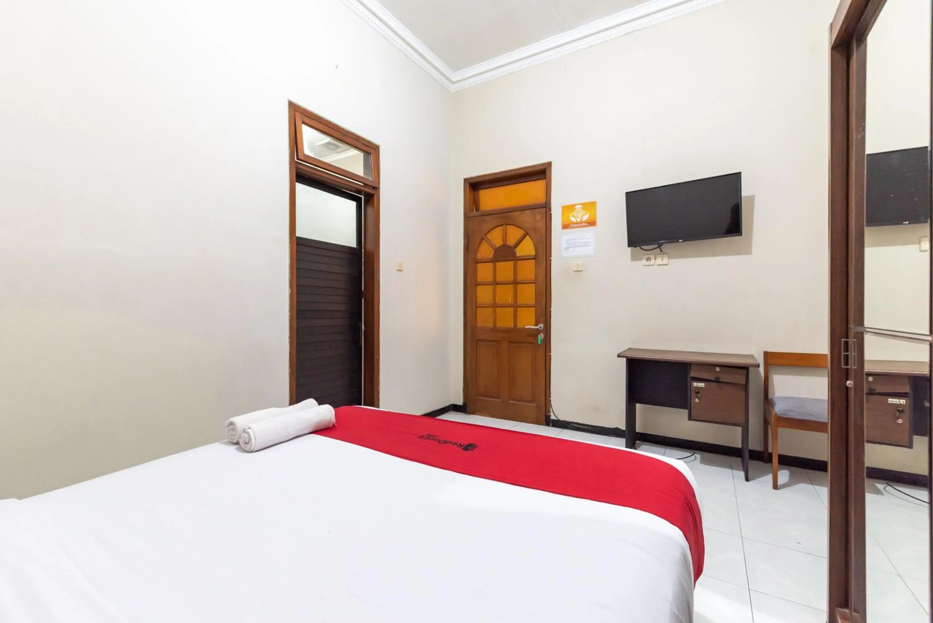 Bedroom, Bed in RedDoorz @ Soekarno Hatta Indah