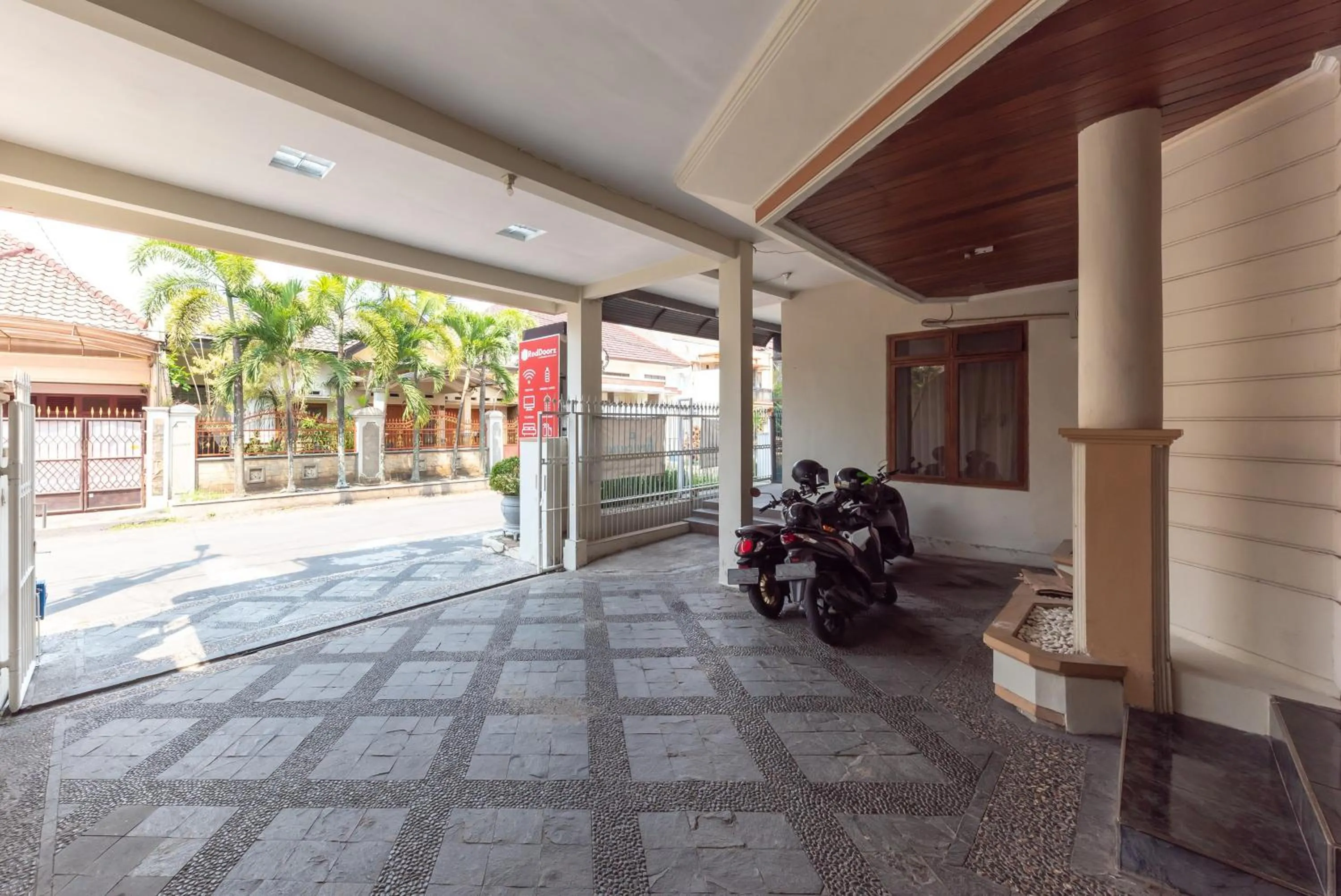 Parking in RedDoorz @ Soekarno Hatta Indah