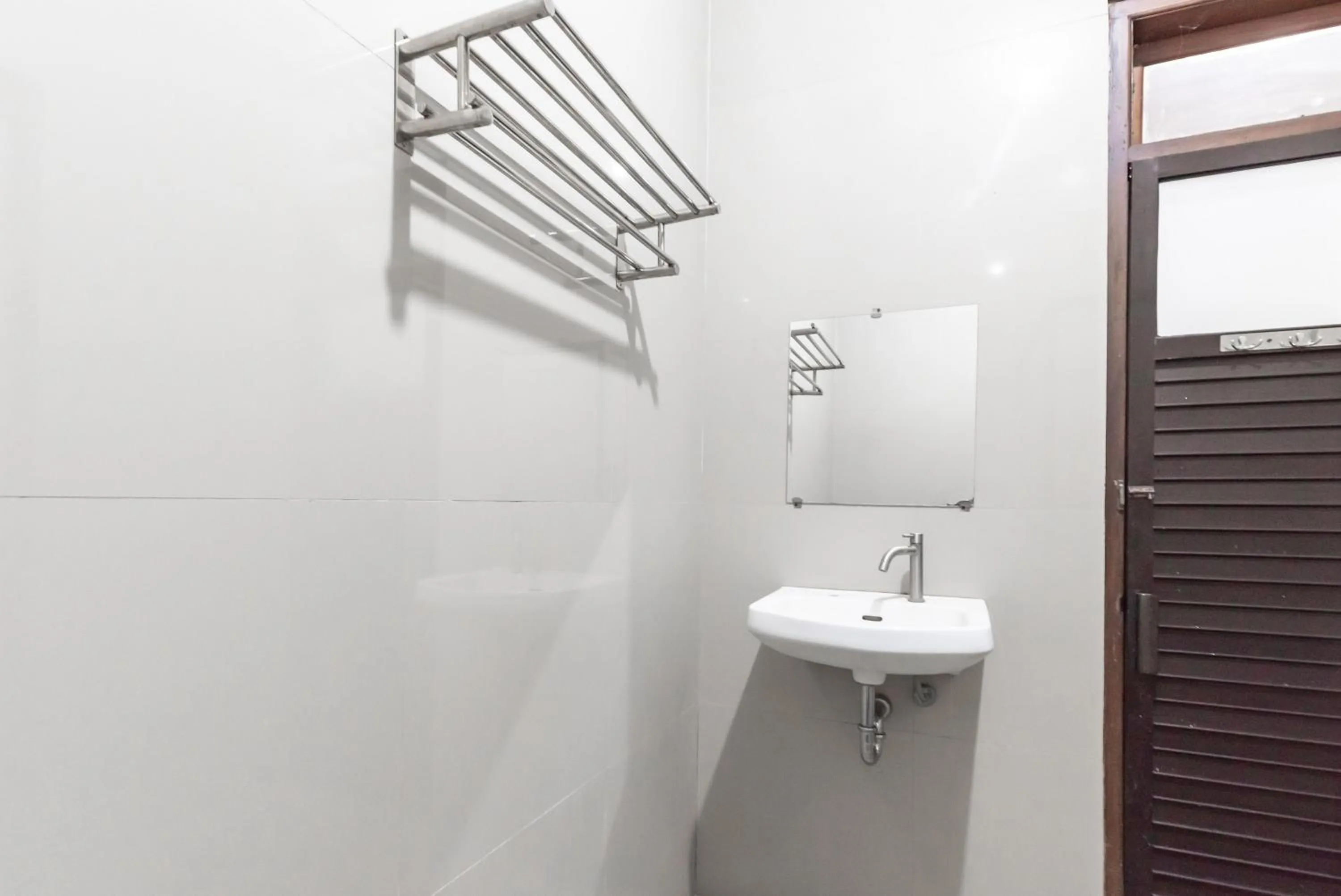 Bathroom in RedDoorz @ Soekarno Hatta Indah