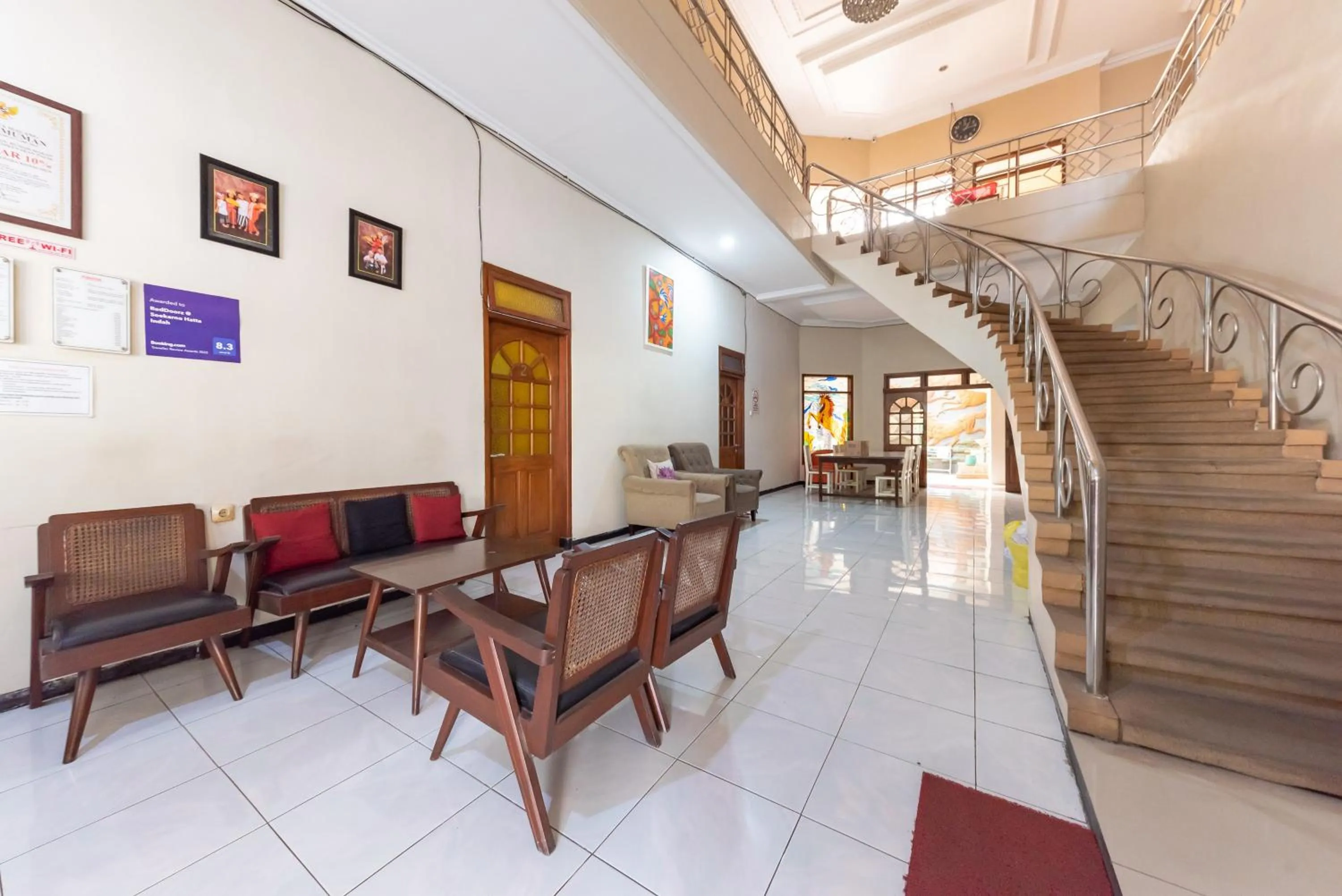 Seating area in RedDoorz @ Soekarno Hatta Indah