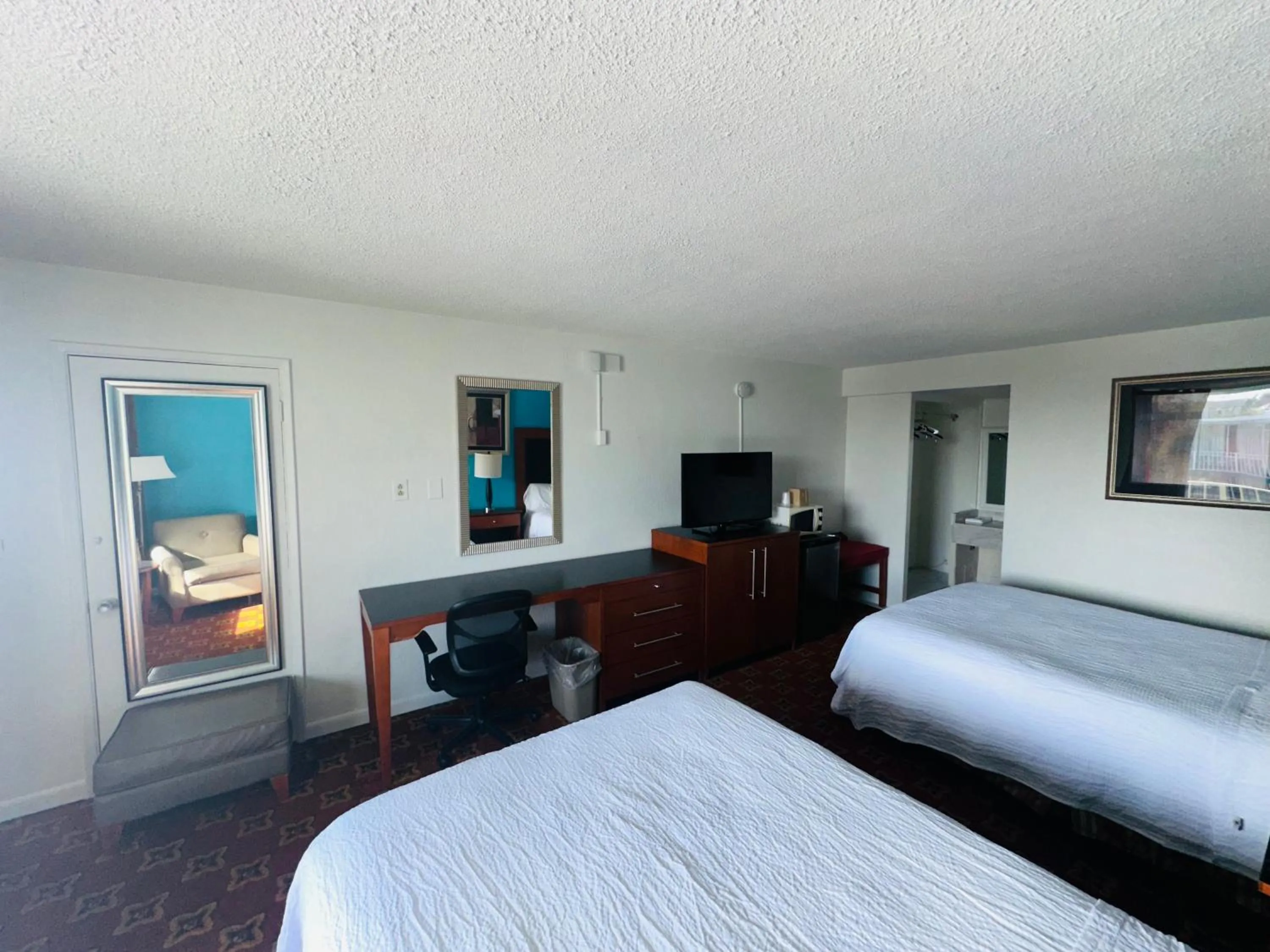 Communal lounge/ TV room, Bed in Boca Inn