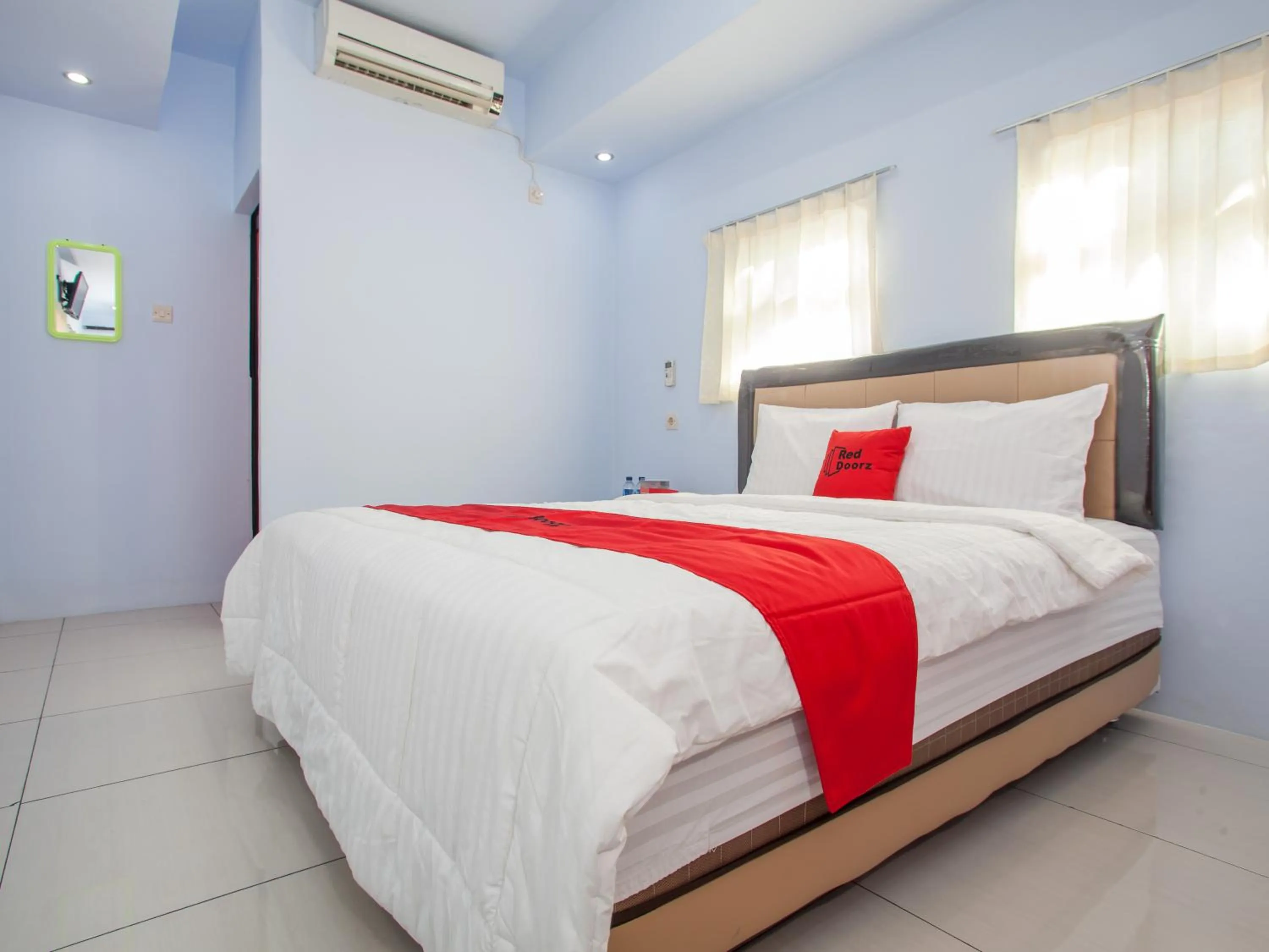 Bedroom, Bed in RedDoorz near Banyuwangi Kota Train Station