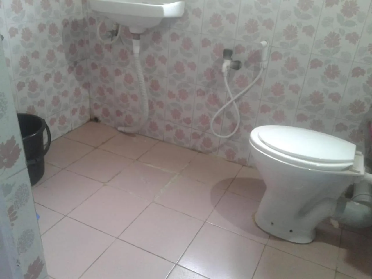 Toilet in Vamoose Kunga Delek